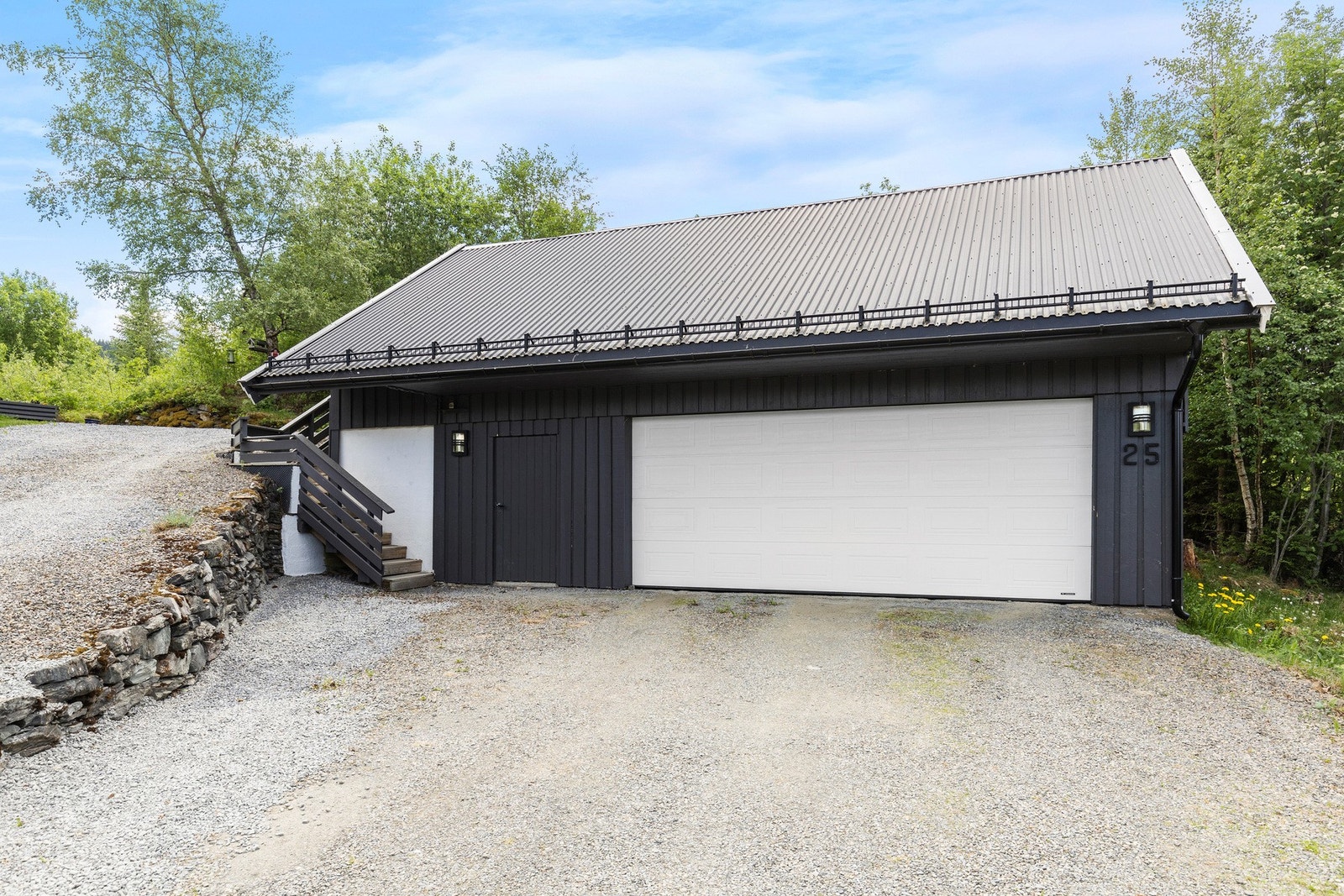 Stor dobbeltgarasje med romslig loft som gir deg godt med lagringsplass. Galleribilde