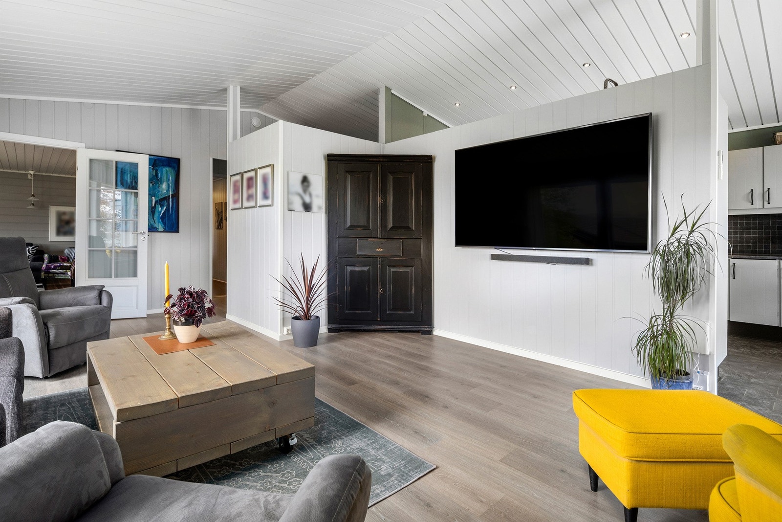 Stuen har god takhøyde. Galleribilde