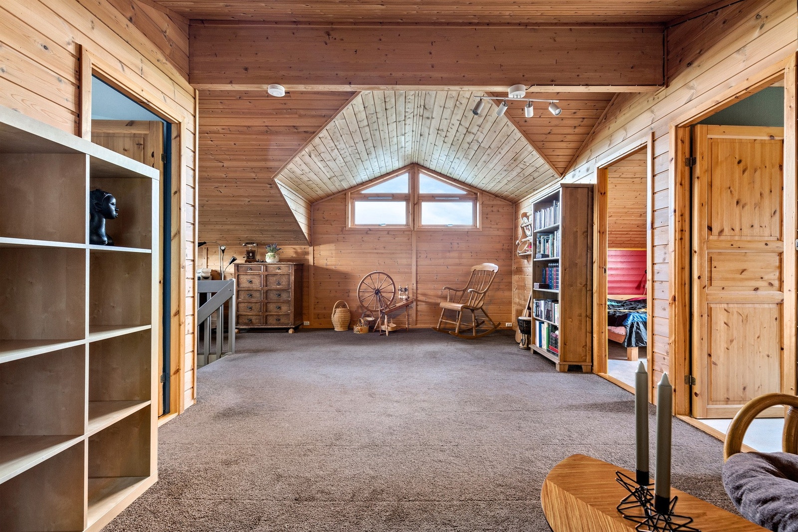 Boligen har et stort, innredet loft med stue og 3 soverom. Galleribilde