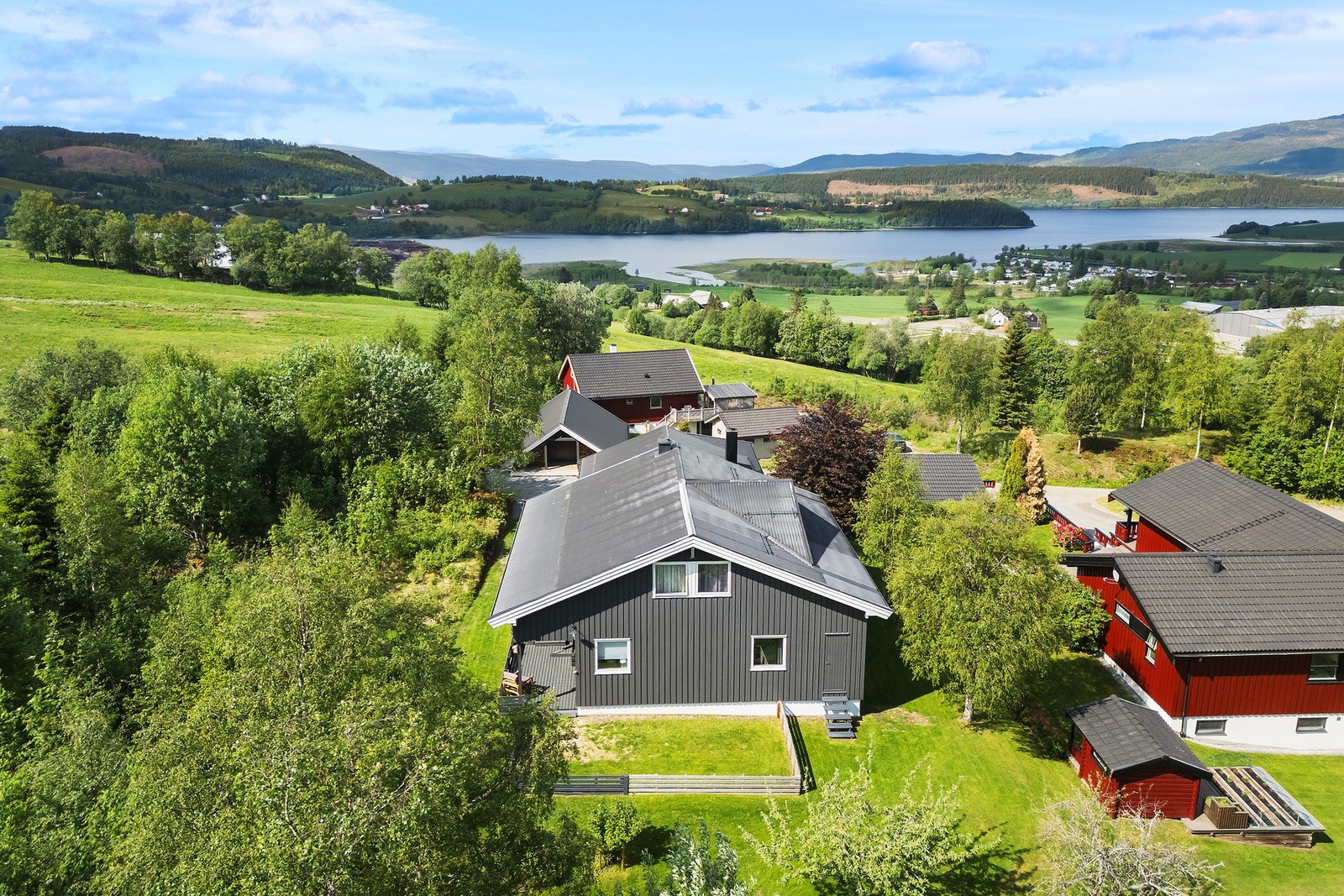 Boligen ligger øverst i feltet og har derfor en skjermet beliggenhet med lite trafikk og støy. Galleribilde