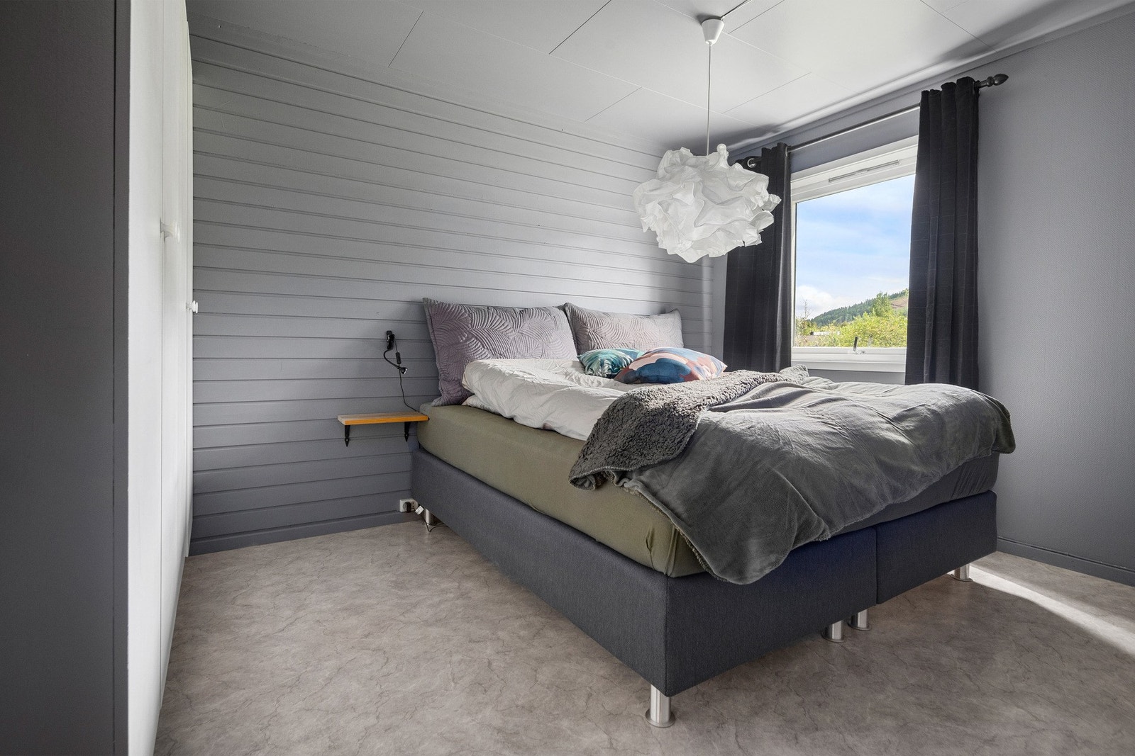 Boligen består av 4 soverom hvor et er i 1.etasjen. Soverommet er på 11,5 kvm. Galleribilde