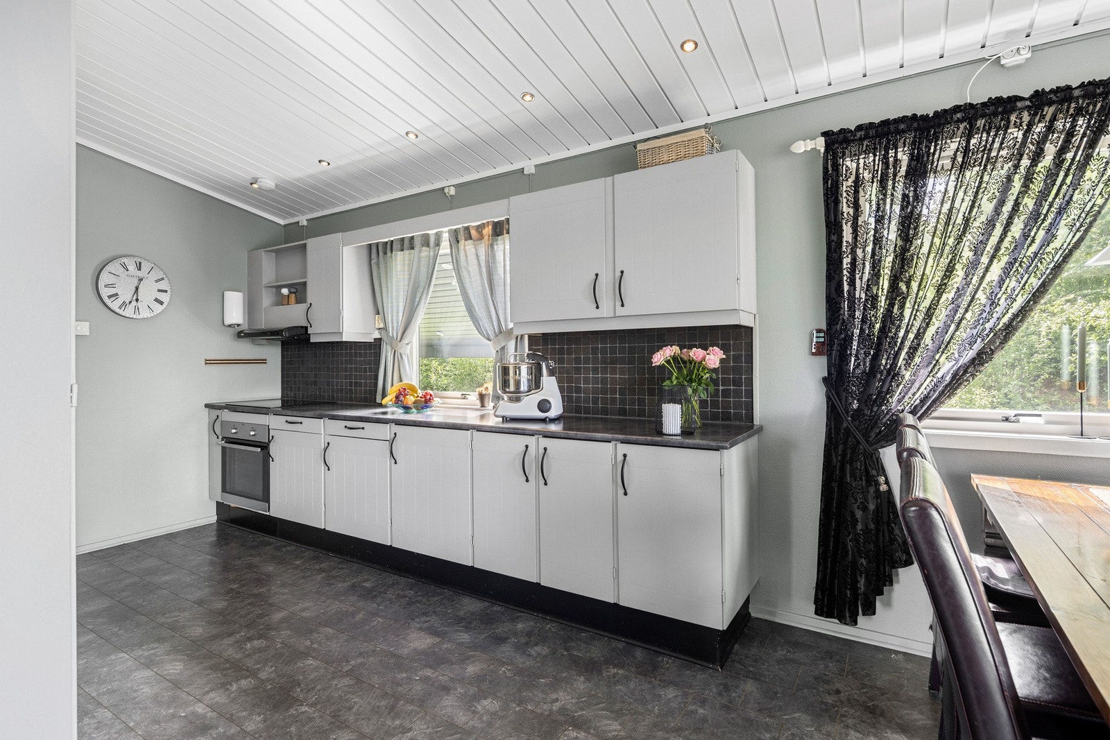 Kjøkkenet har godt med skap- og benkeplass. Galleribilde