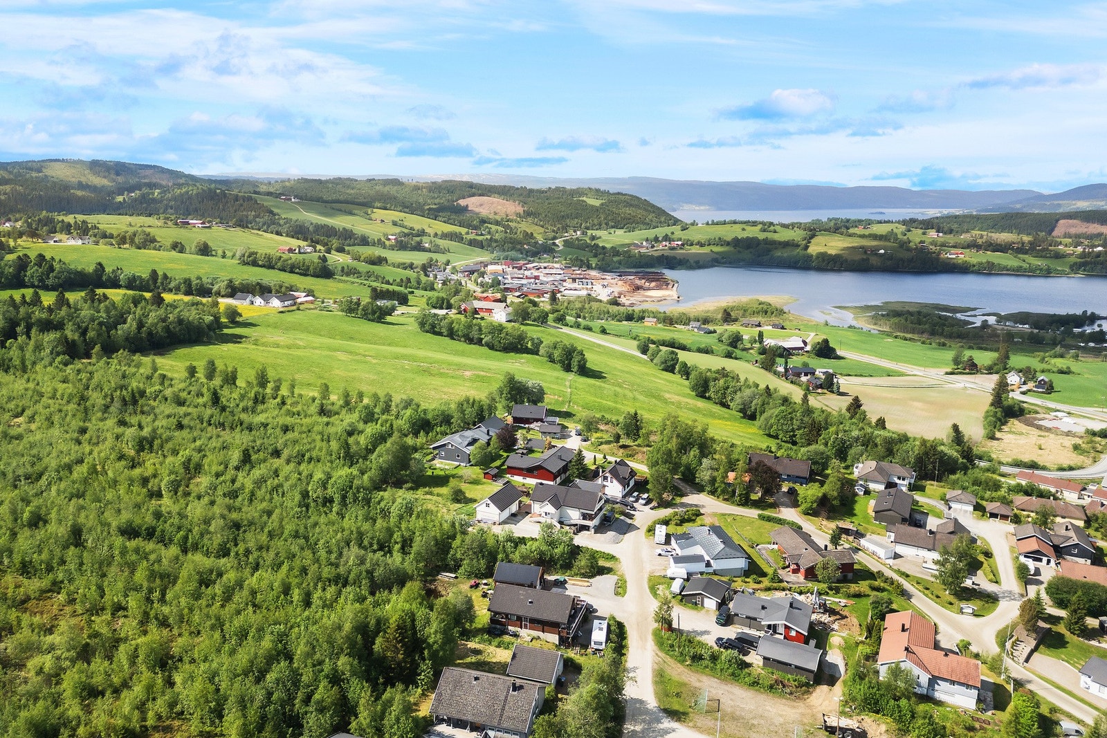 Kort vei til nærmeste matbutikk og gåavstand til bussholdeplass. Galleribilde