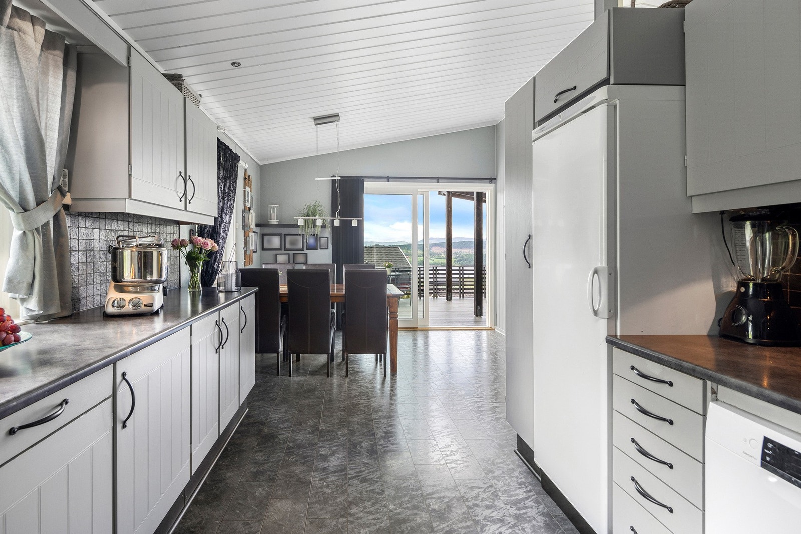 Kjøkken på 21,5 kvm med god plass til spisebord. Galleribilde