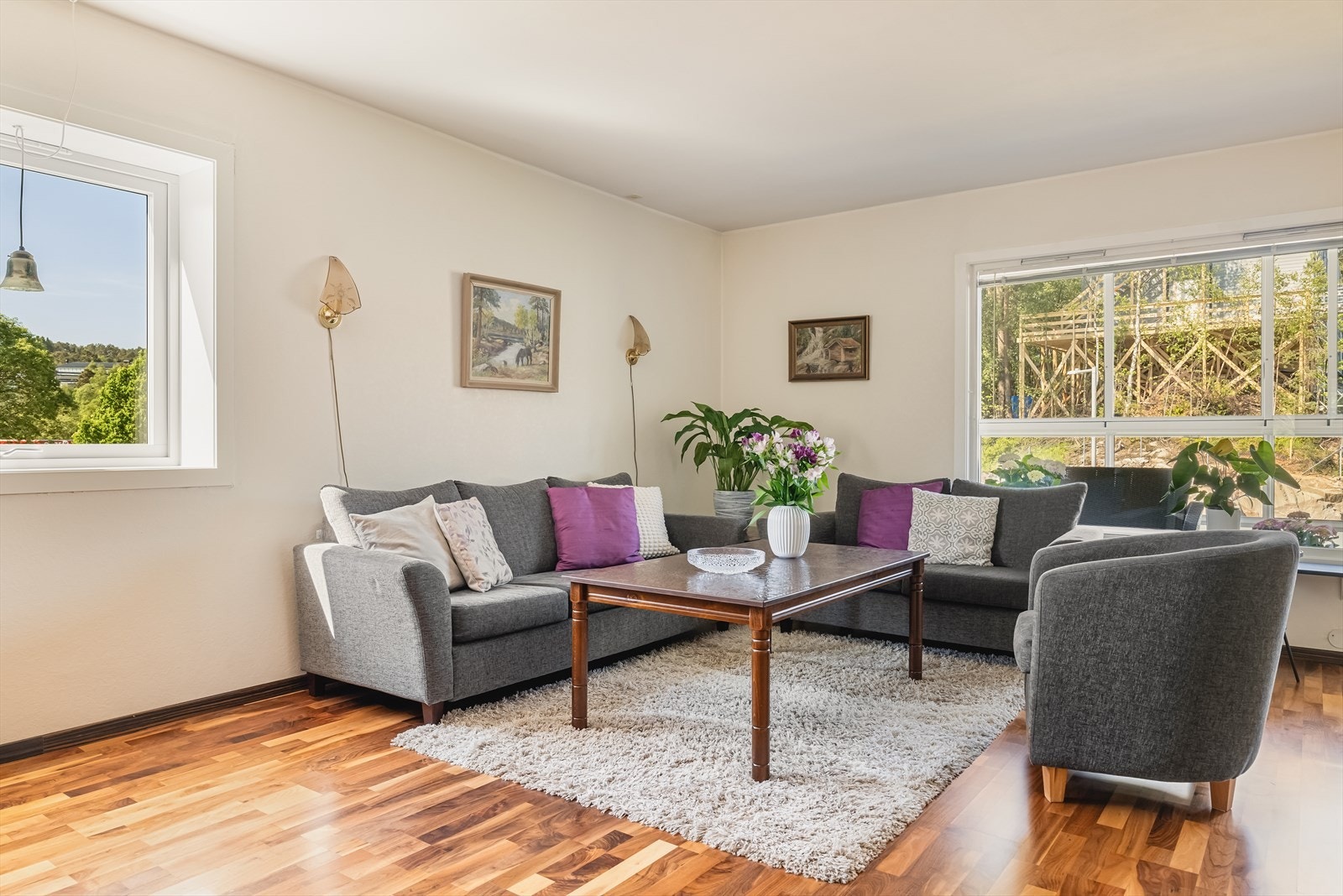 - Gode vindusflater slipper inn godt med dagslys, og sørger for en lys og åpen følelse - Galleribilde