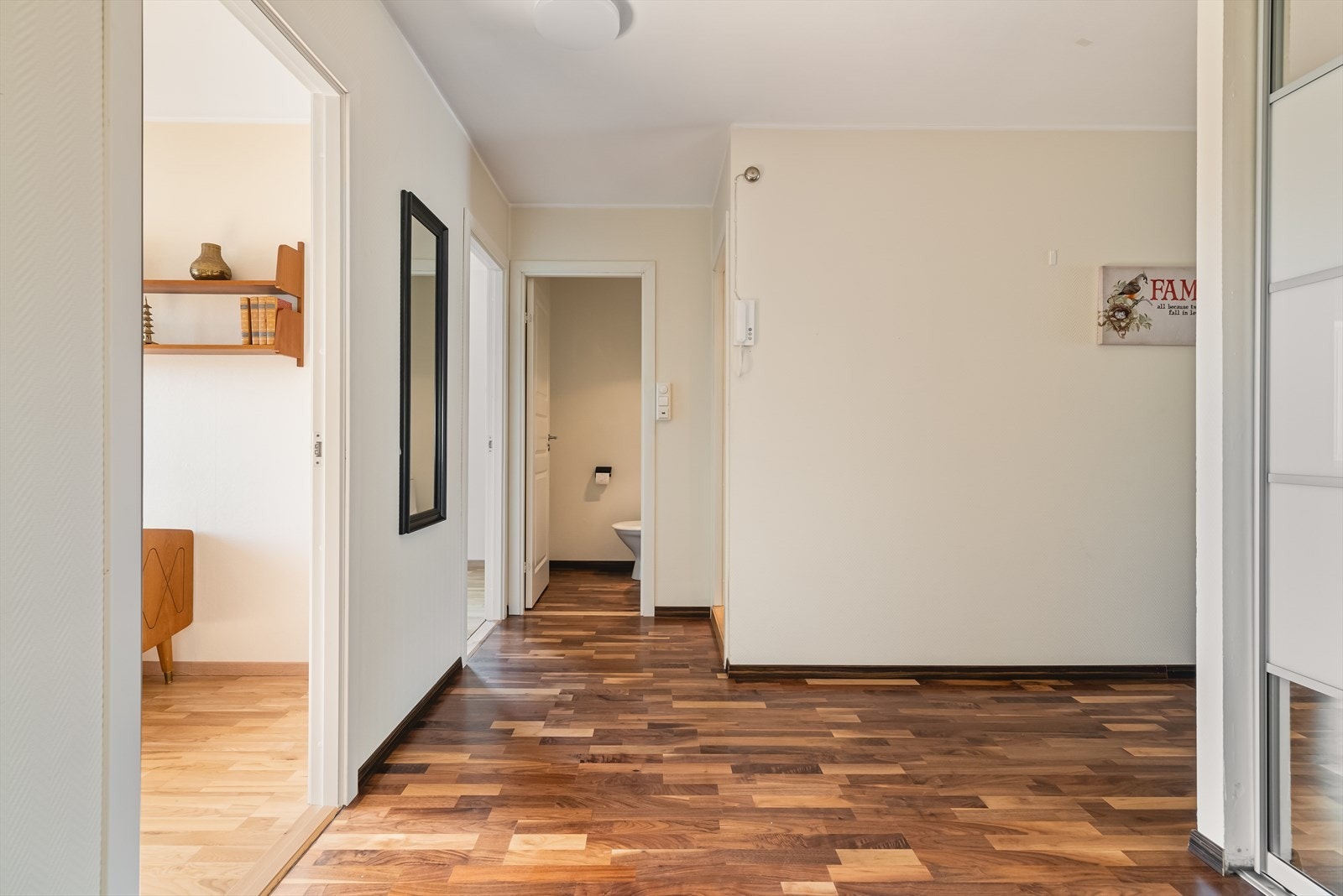 - Det er gjennomgående parkettgulv i hele leiligheten - Galleribilde