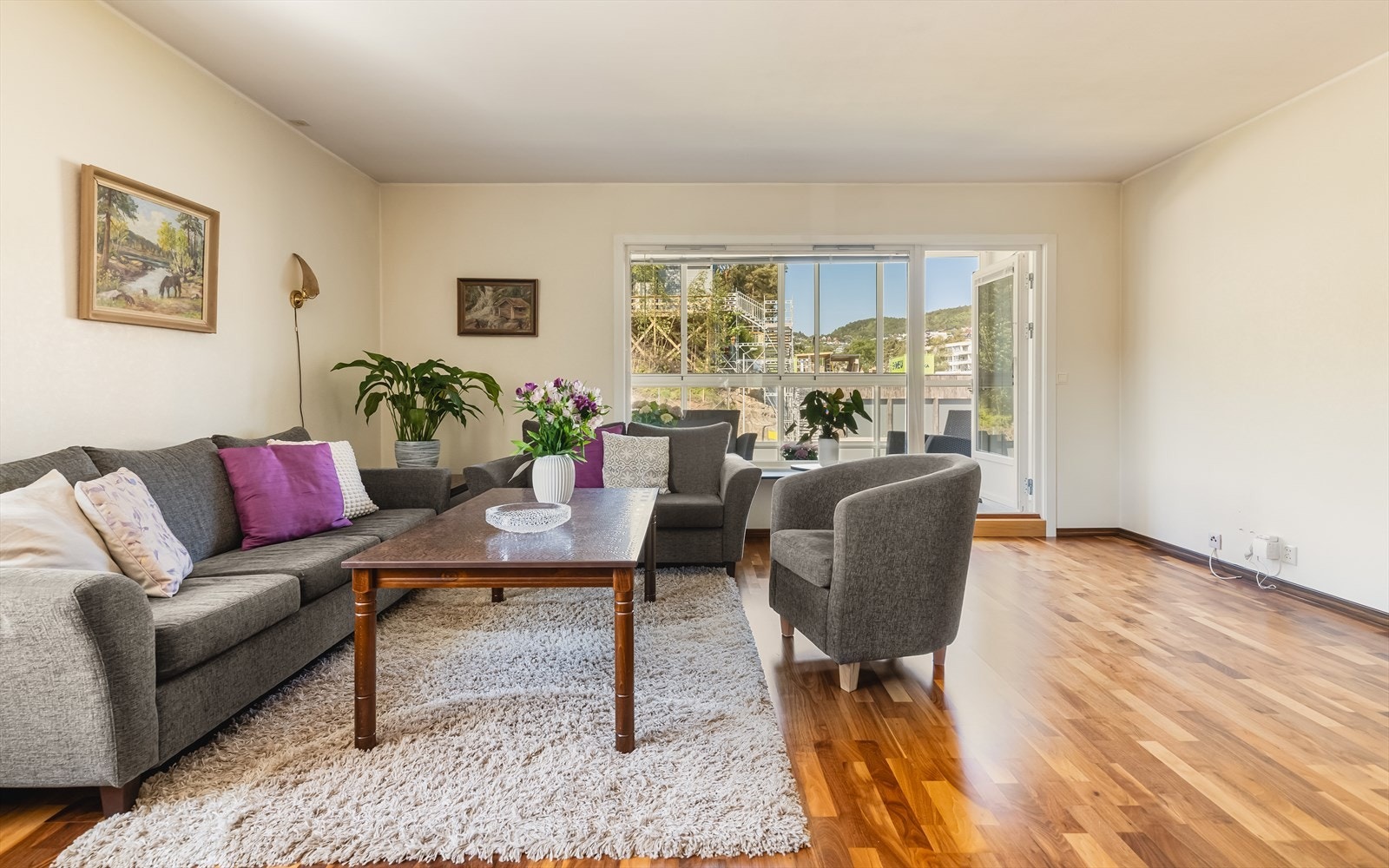 - Koselig stue som strekker seg over 32 m². Merk takhøyde på 2,49m - Galleribilde