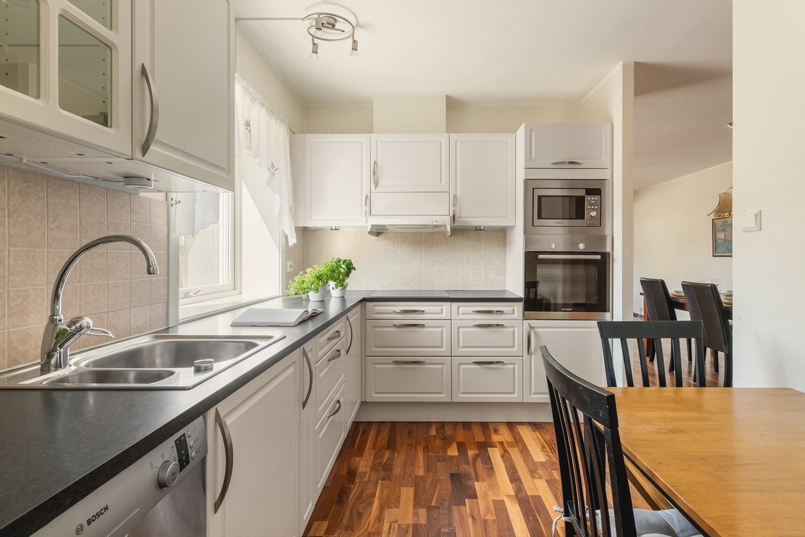 - Nytt 3-lags vindu fra 2023, samt vindu på ene soverommet og i stuen - Galleribilde