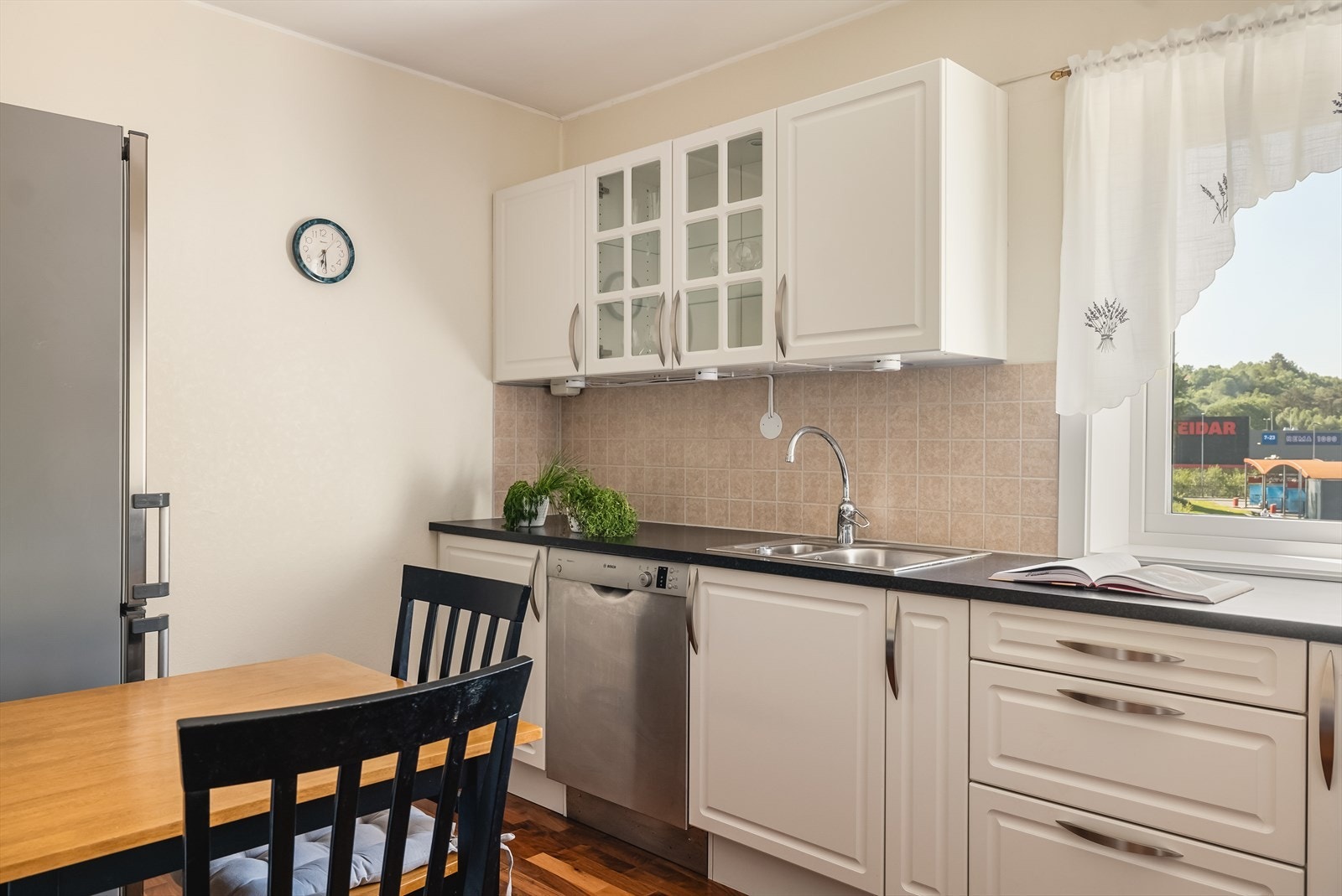 - Integrerte hvitevarer medfølger til glede for ny eier, og består av : keramisk platetopp, steikeovn og mikrobølgovn. - Galleribilde