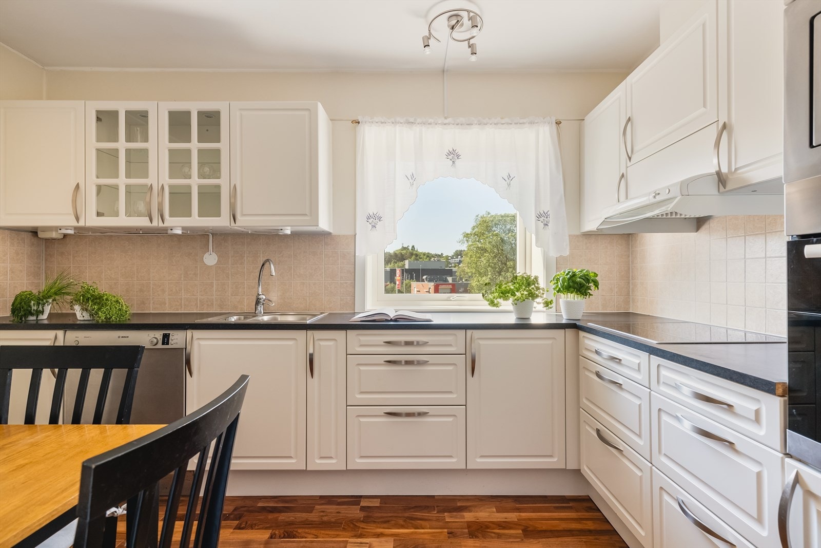 - Nydelig kjøkken fra HTH med profilerte fronter og laminat benkeplate - Galleribilde