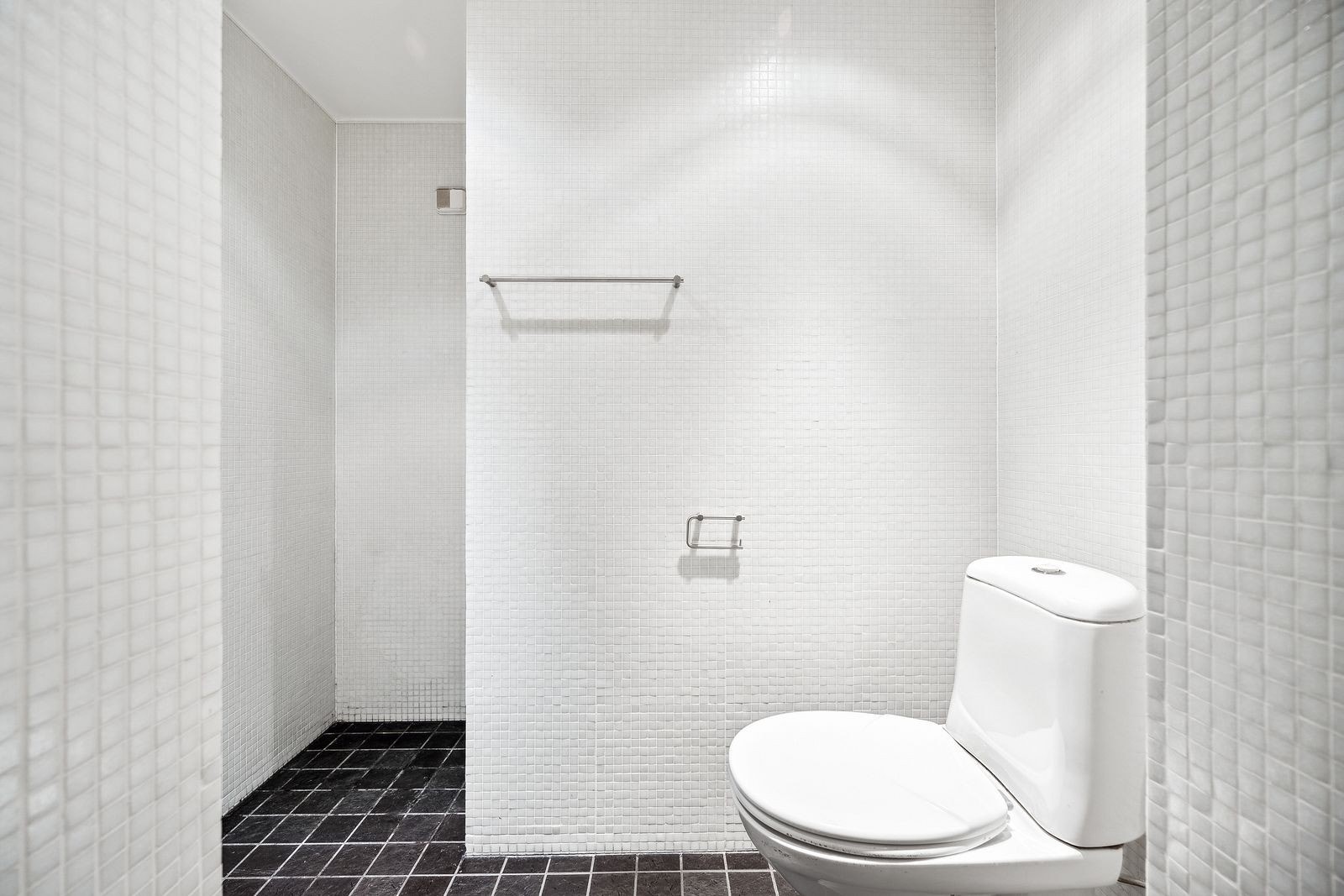 Baderommet har opplegg for vaskemaskin. Galleribilde