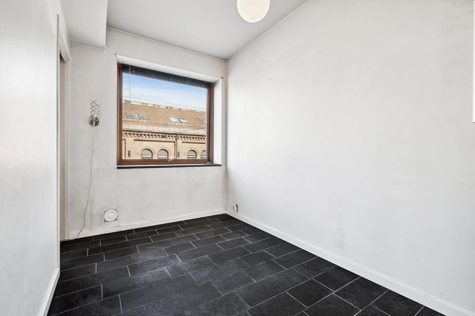 Romslig soverom med inngang fra to sider samt garderobe. Galleribilde