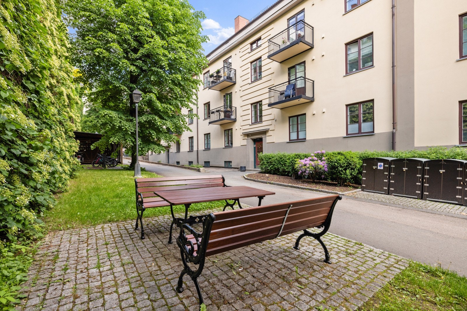 Sittegrupper til alle beboere hvor du kan nyte solen i fantastiske omgivelser Galleribilde