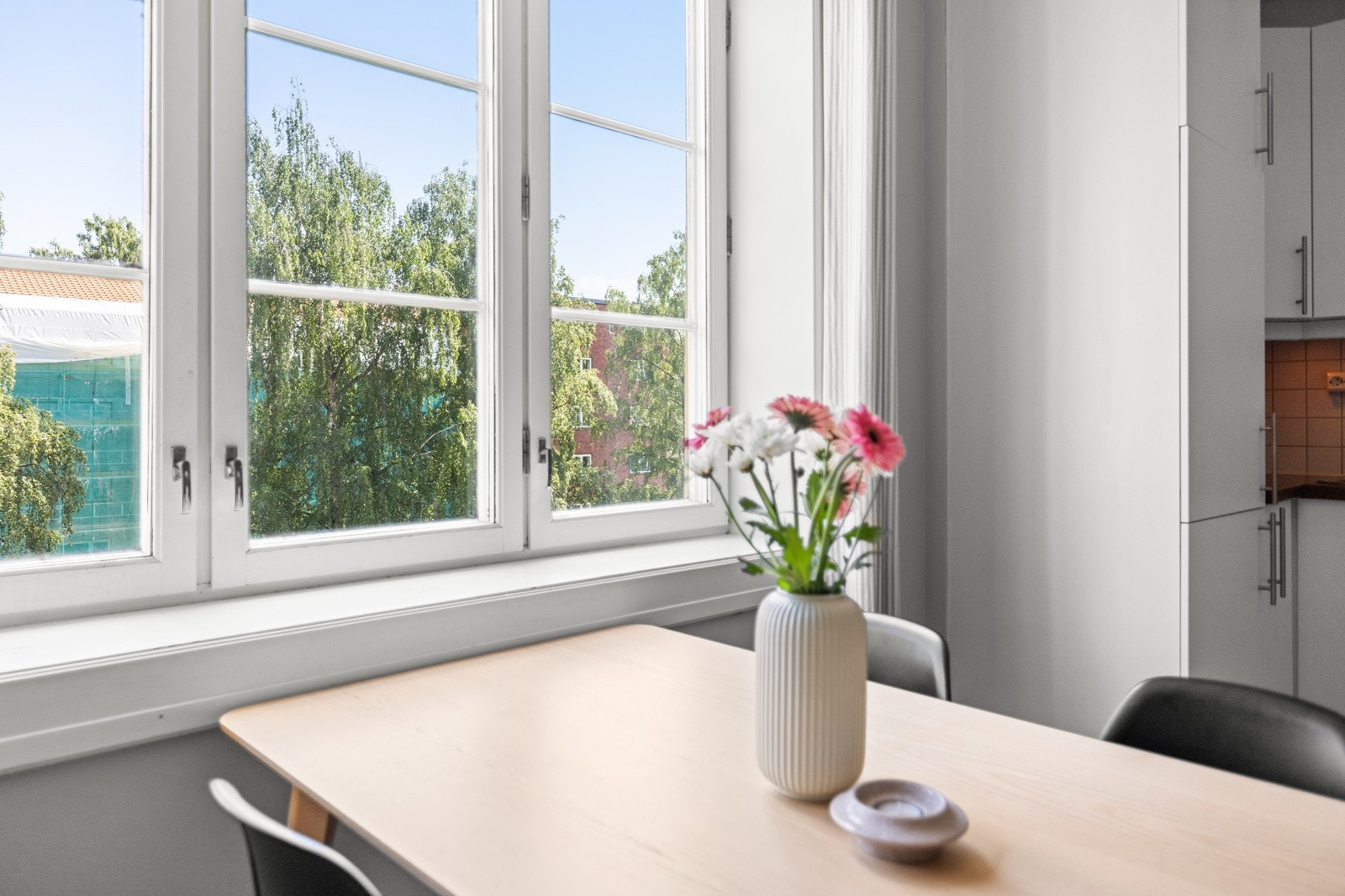 Leiligheten ligger fint til i byggets høyte 2. etasje med grønt utsyn Galleribilde