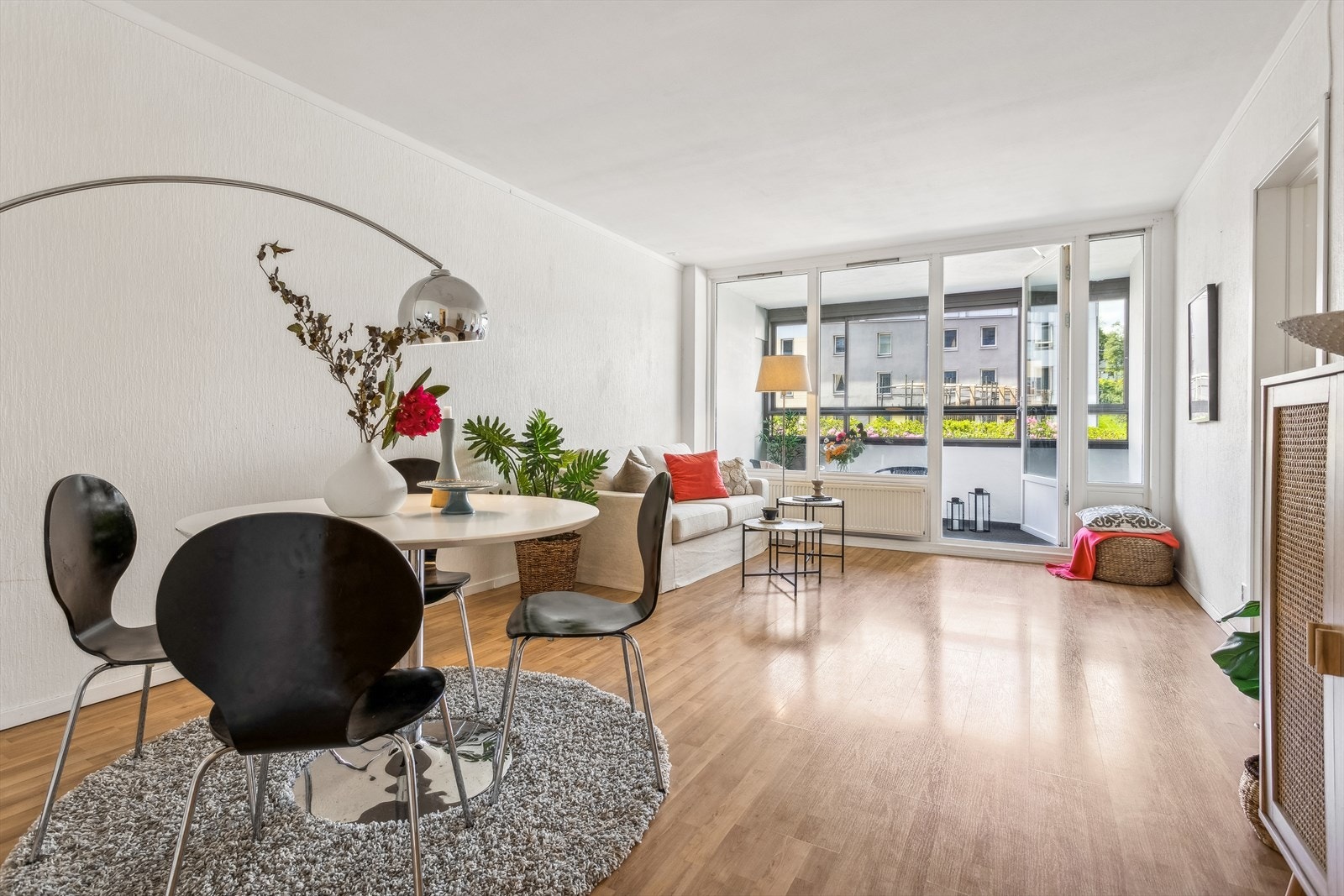Stuen har store vinduer som sikrer godt med lysinnslipp. Utgang til innglasset balkong for hygge året rundt. Galleribilde