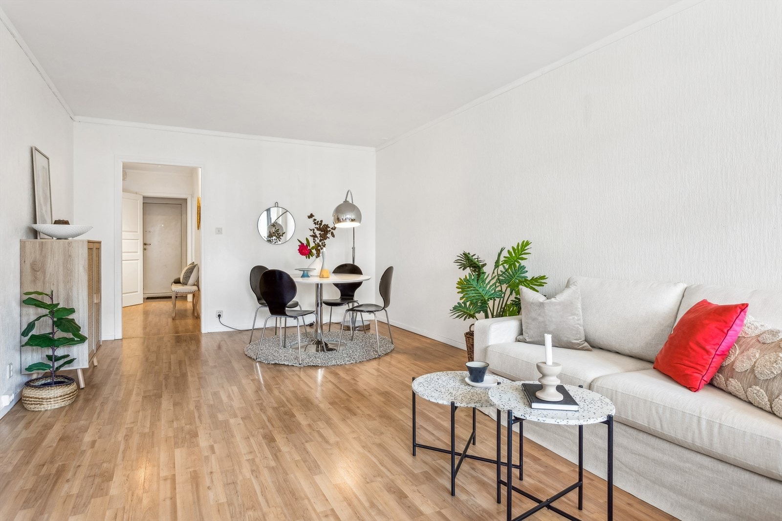 Stuen er malt i lyse farger og har god plass til både spisebord og sittegruppe. Galleribilde
