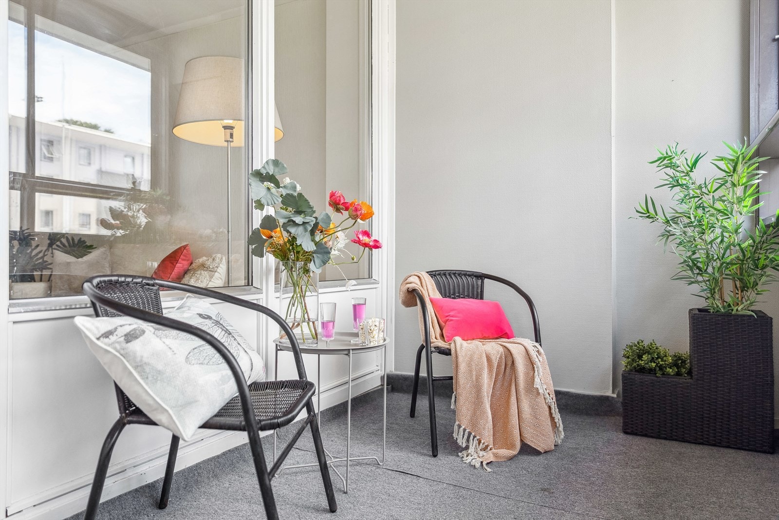 Balkongen er av god størrelse og har plass til en koselig hagegruppe. Galleribilde