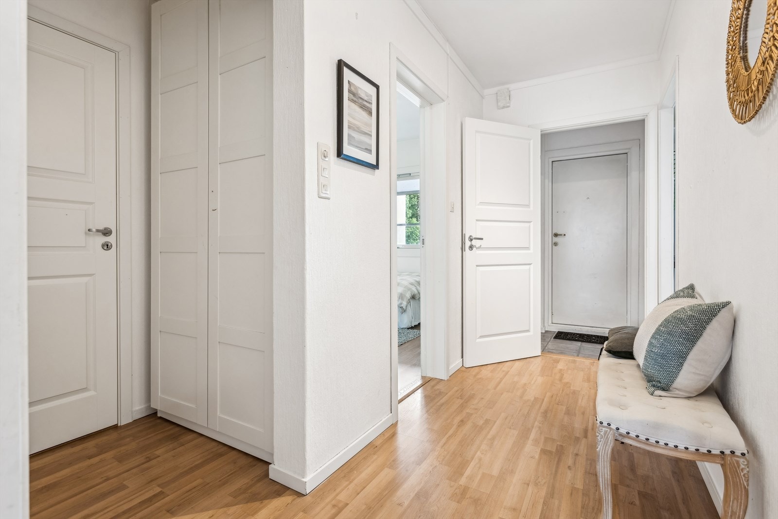 Velkommen inn! God plass til oppbevaring av sko og yttertøy i tillegg til praktisk innvendig bod. Galleribilde