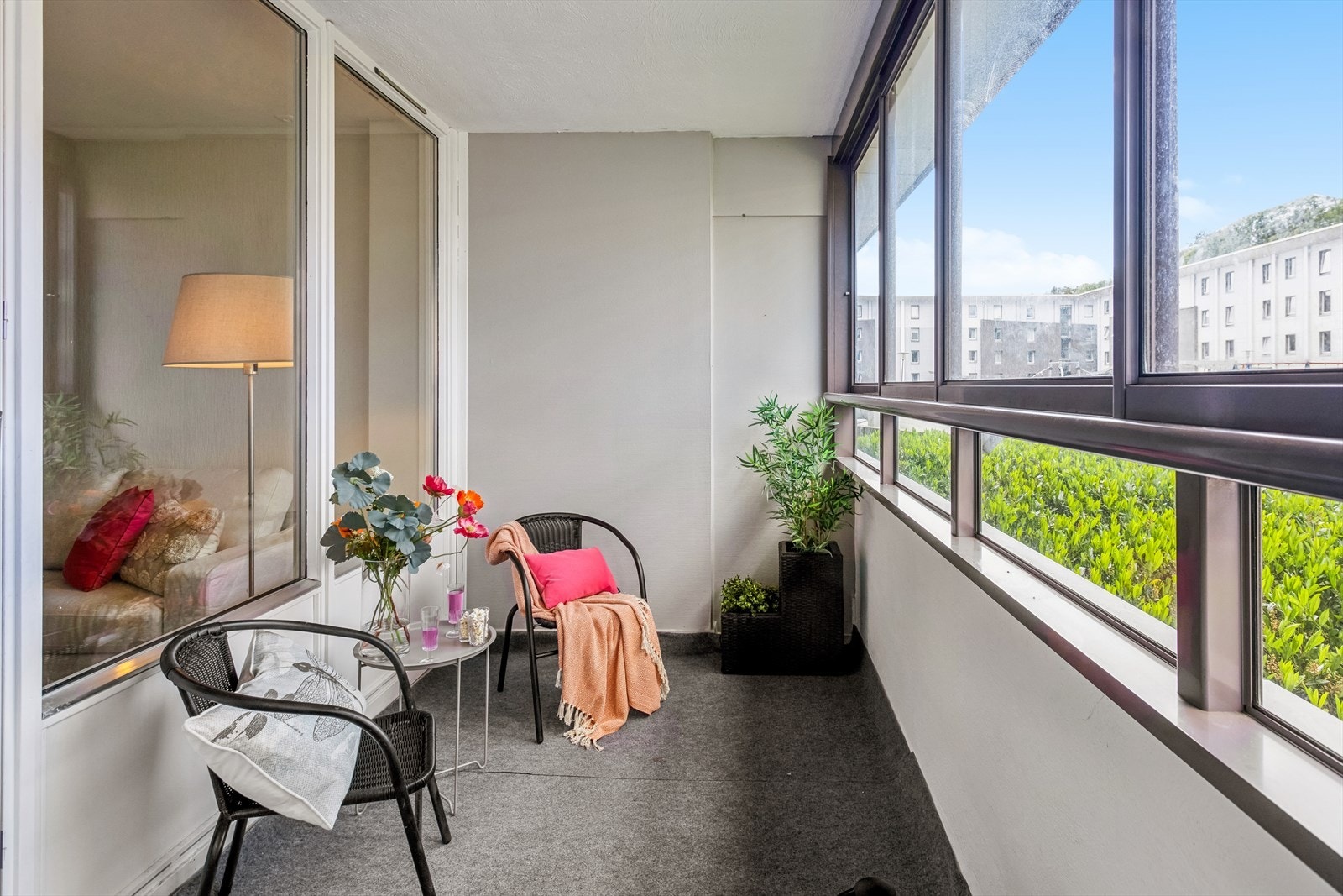 Koselig innglasset balkong, Galleribilde