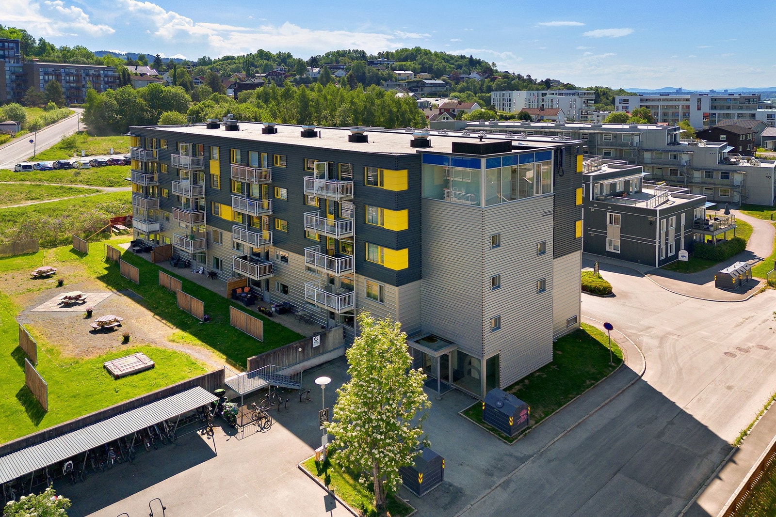 Stor sykkelparkering under tak for beboerne. Galleribilde