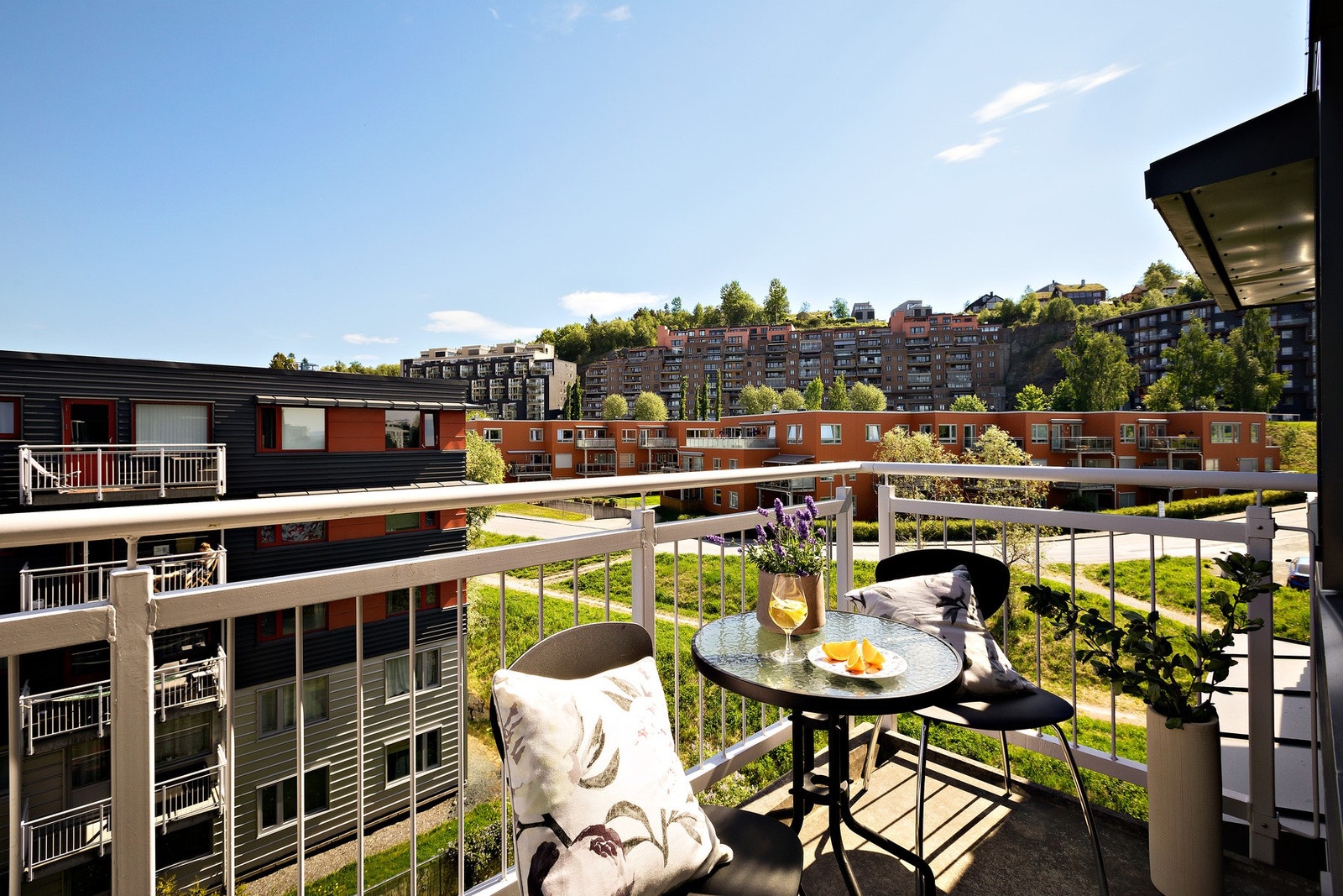 Balkongen er stor nok til at man får plass til et par stoler og et bord. Galleribilde