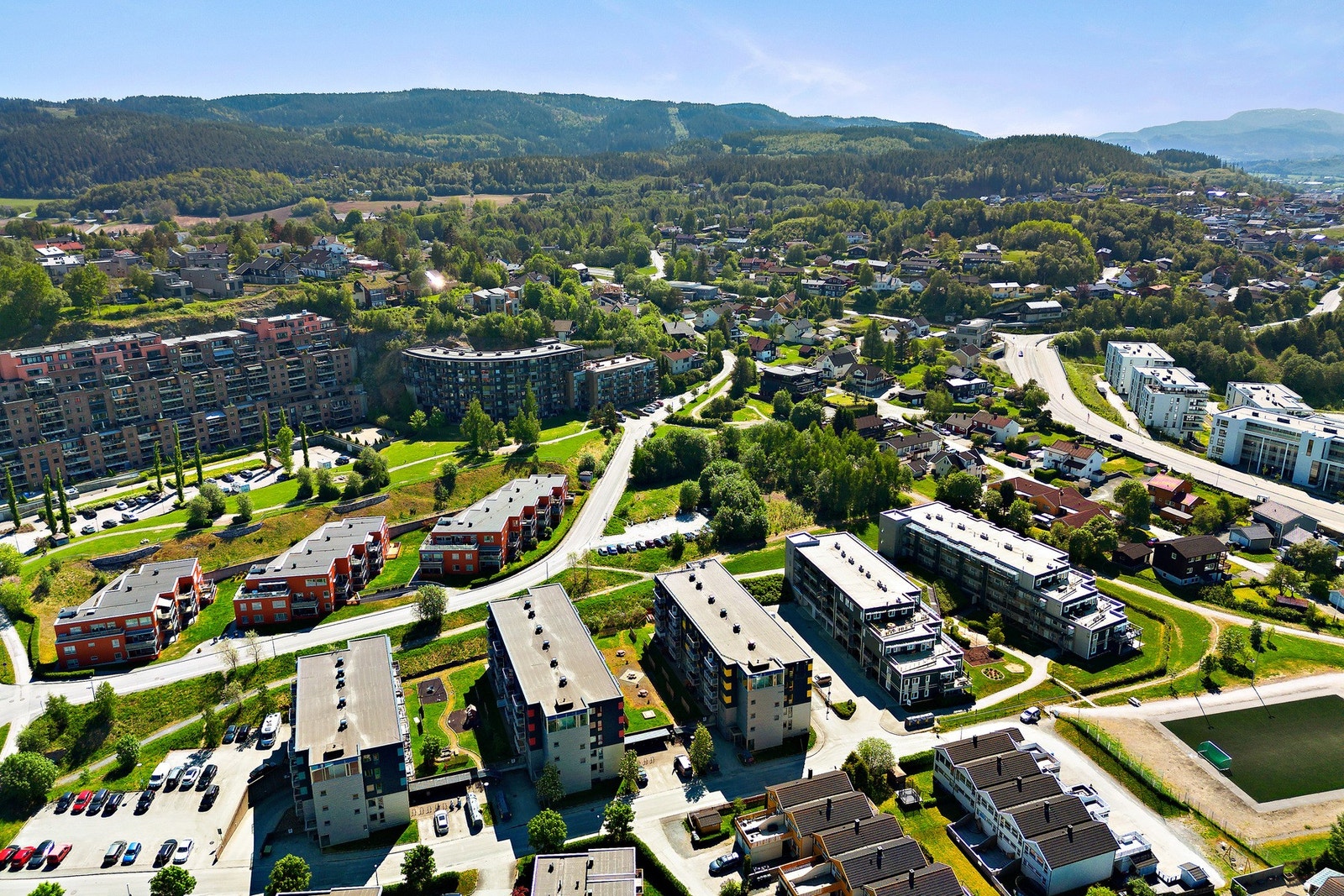 Bergheim ligger fint til med kort vei opp til Estenstadmarka i bakkant. Til høyre for blokken i enden av gata går det skispor rett opp til marka om vinteren. Galleribilde