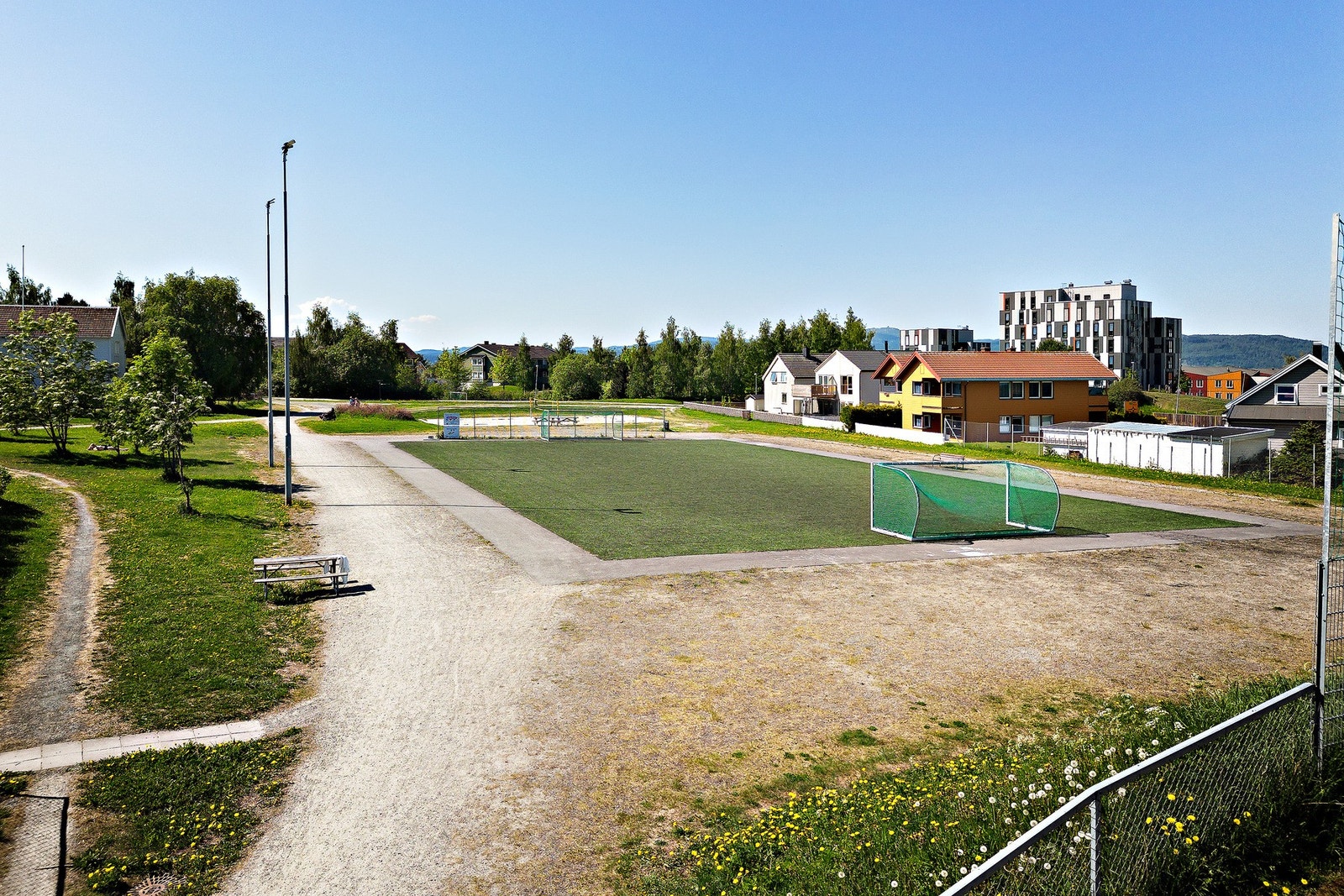 Kunstgressbane og volleyballbane ligger i enden av gaten. Galleribilde