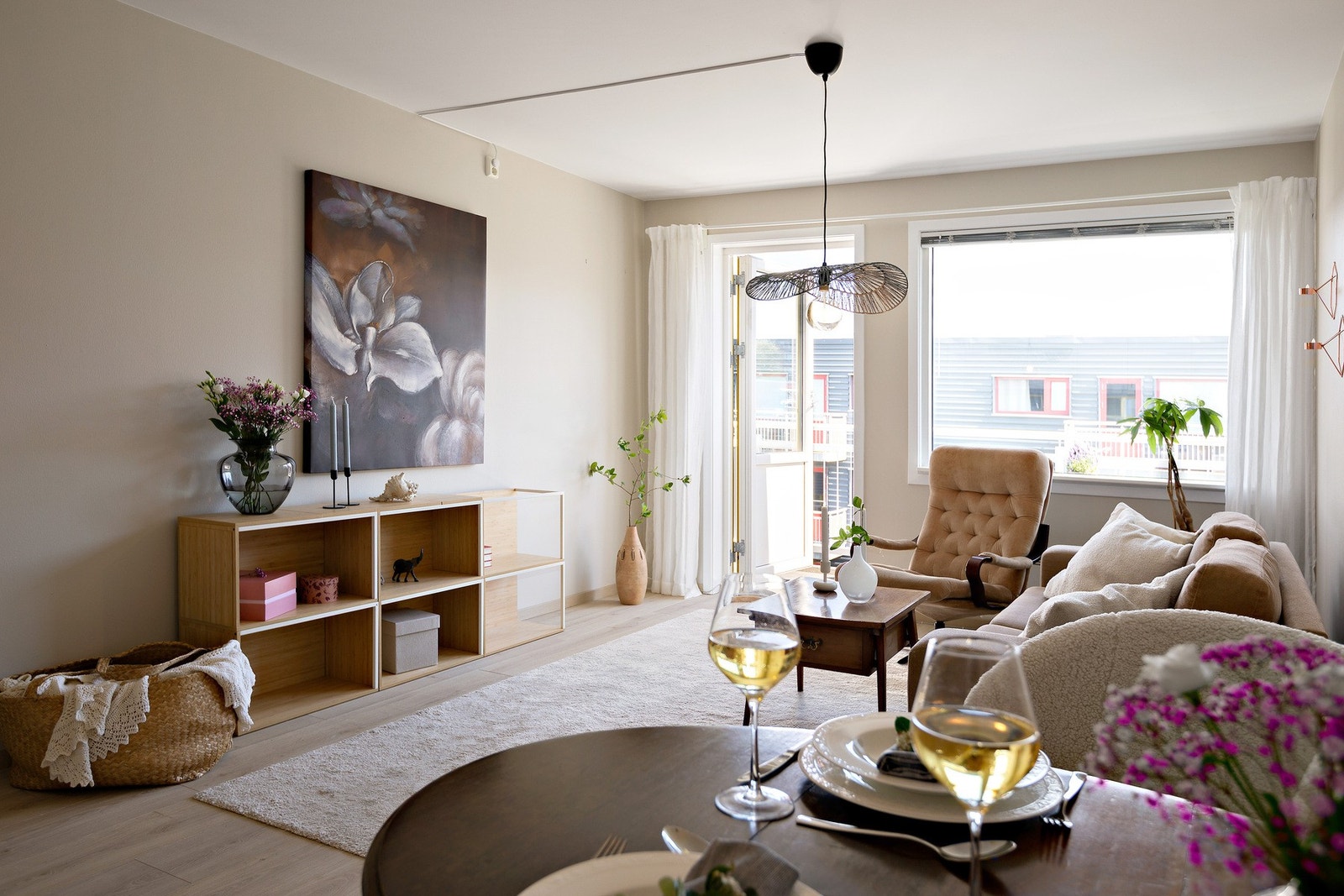 Både strøm og varmtvann er inkludert i fellesutgiftene, så det er bare innboforsikring du trenger utenom. Galleribilde