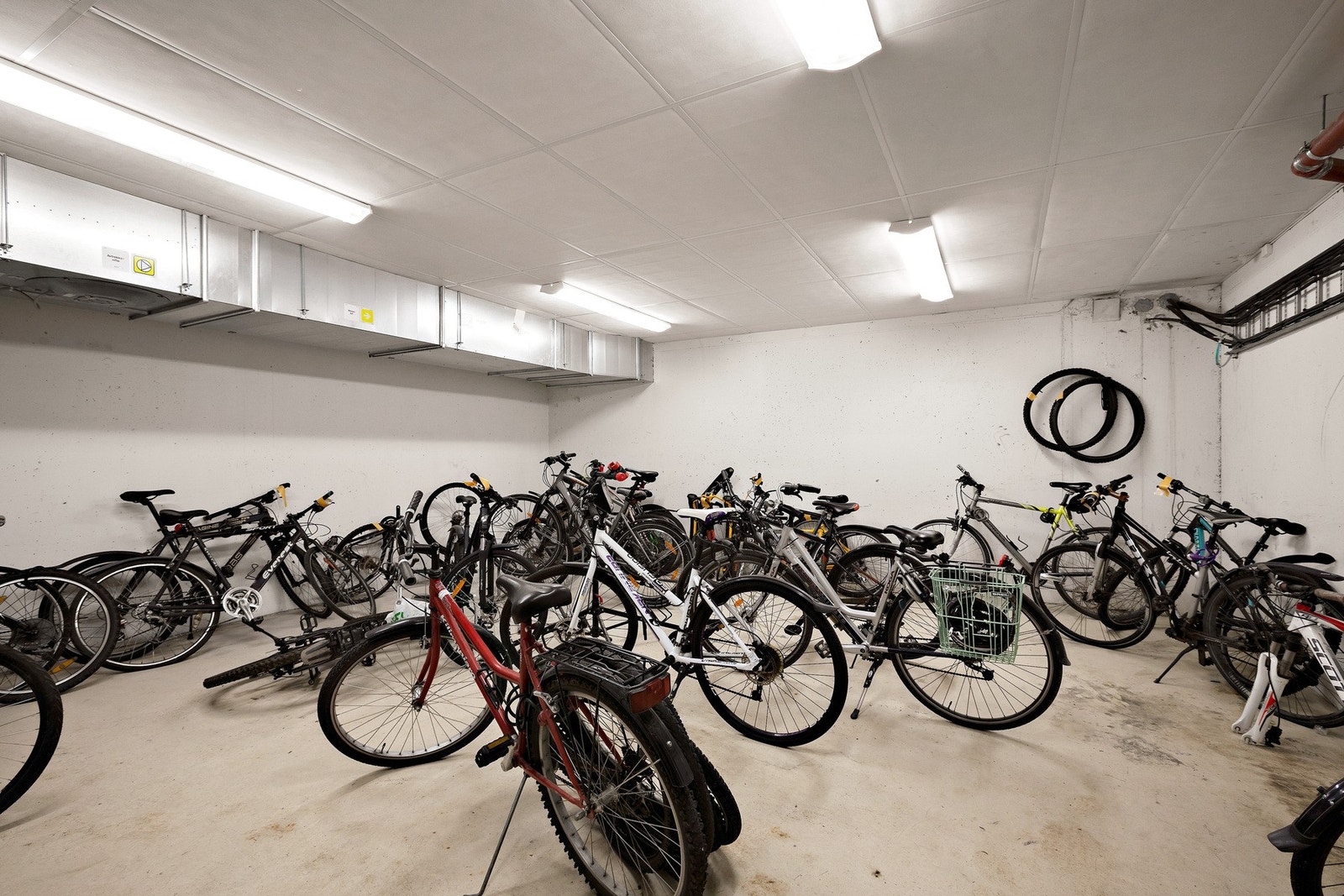 Stor felles sykkelbod i garasjeanlegg i tillegg til utvendig overbygget løsning. Mulighet for leie av p-plass. Galleribilde