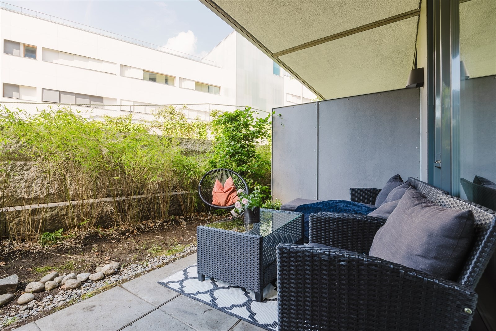 Uteplassen inviterer til avslapning og sosiale sammenkomster Galleribilde