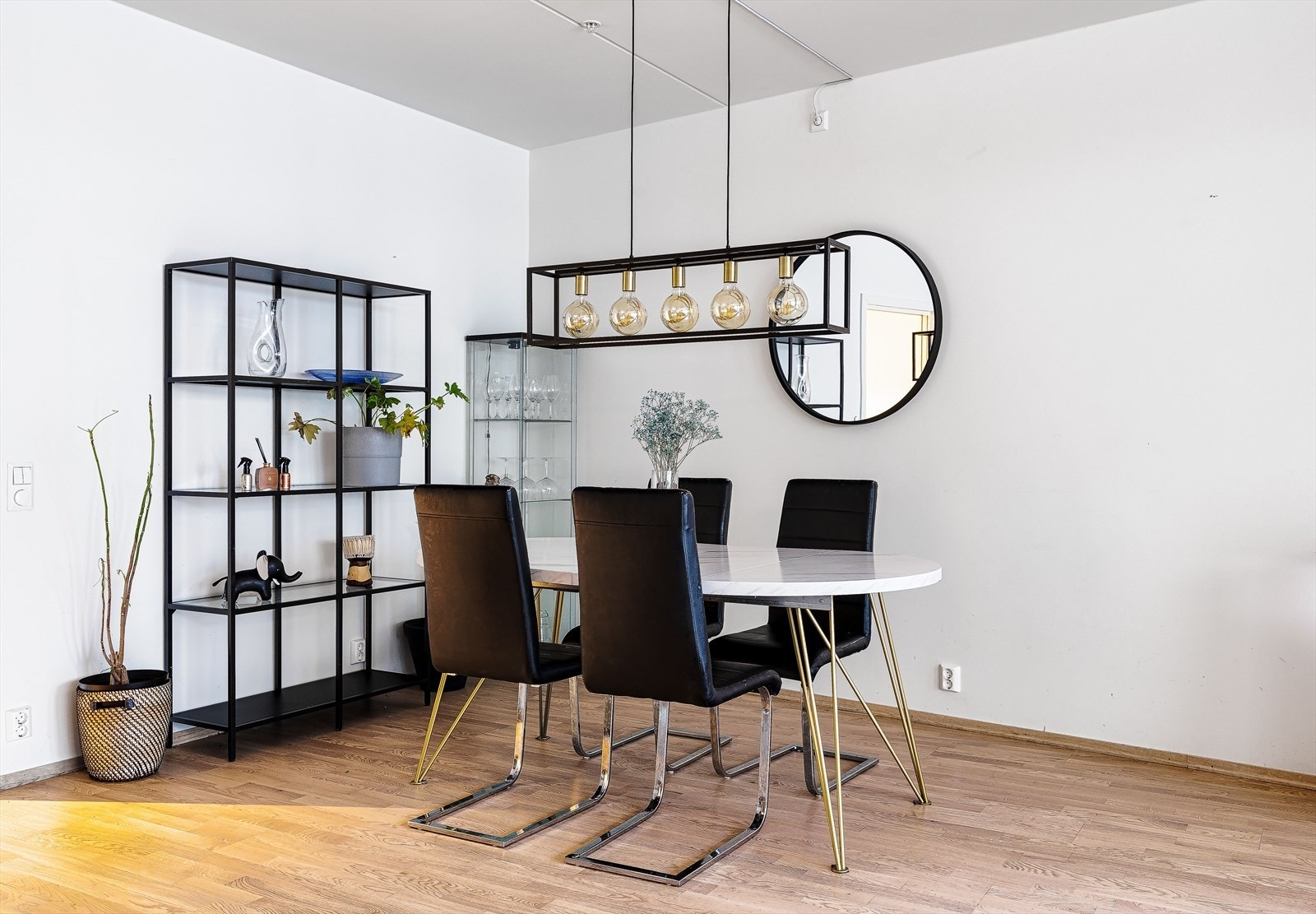 Det er god plass til et hyggelig spisebord ved kjøkkenet Galleribilde