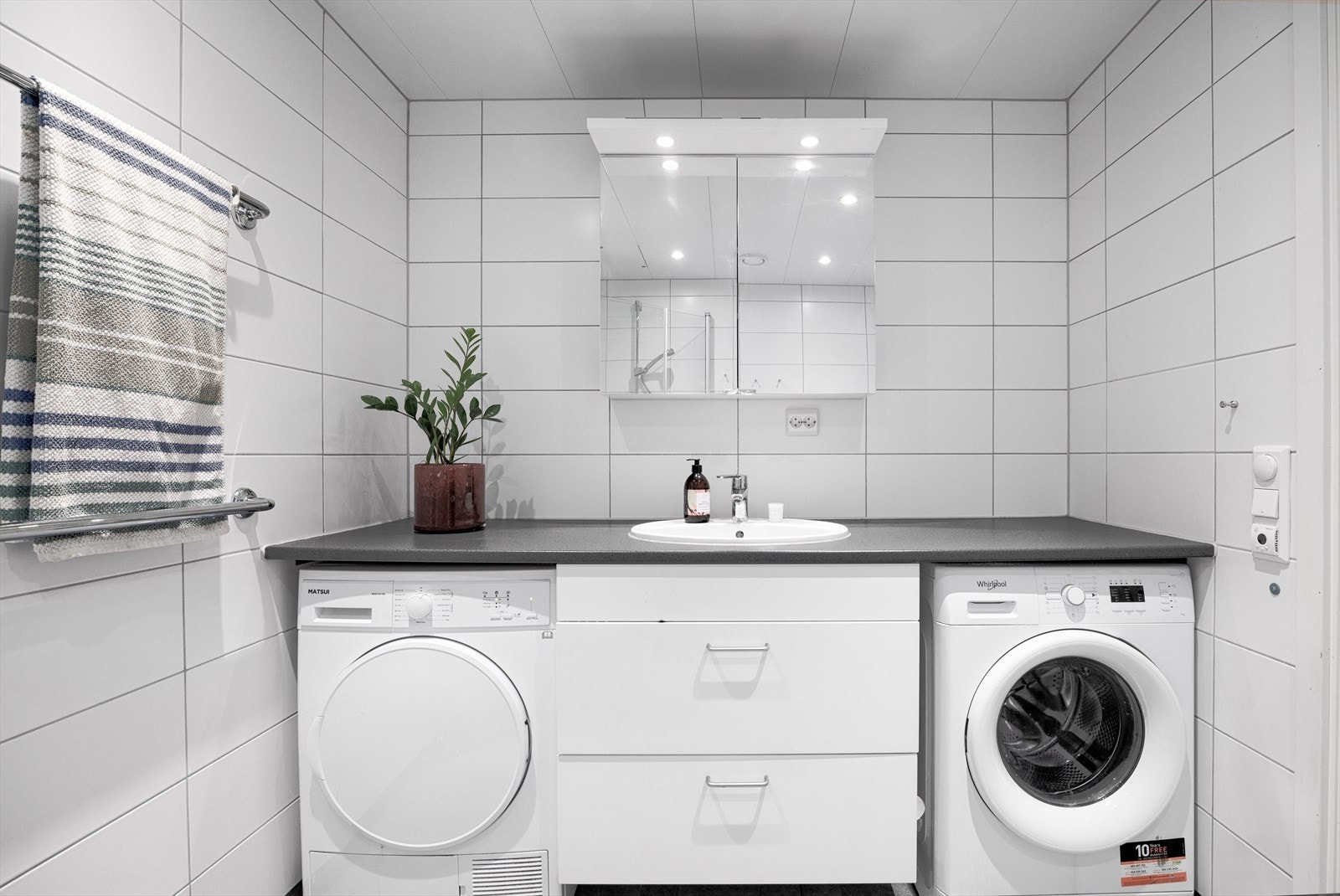 Det andre badet er innredet med servantskap, speilskap, dusjsone, wc og opplegg for vaskemaskin/tørketrommel Galleribilde