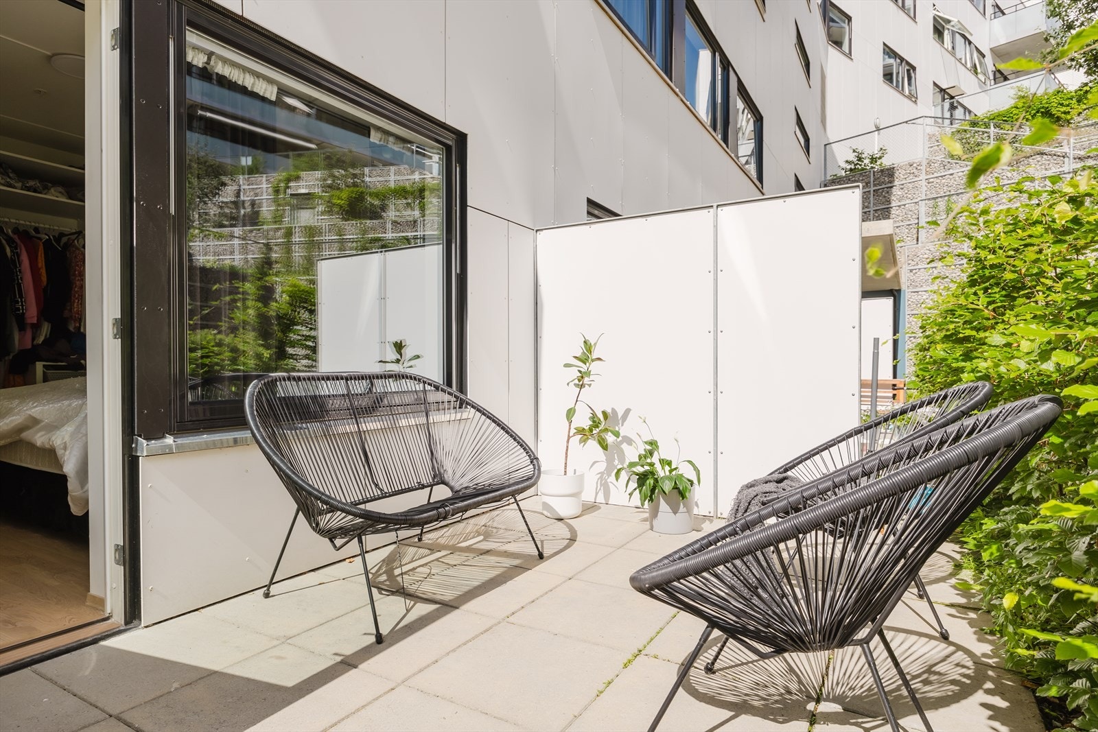 Uteplassen er meget romslig med god plass til utemøbler, grill og beplanting Galleribilde