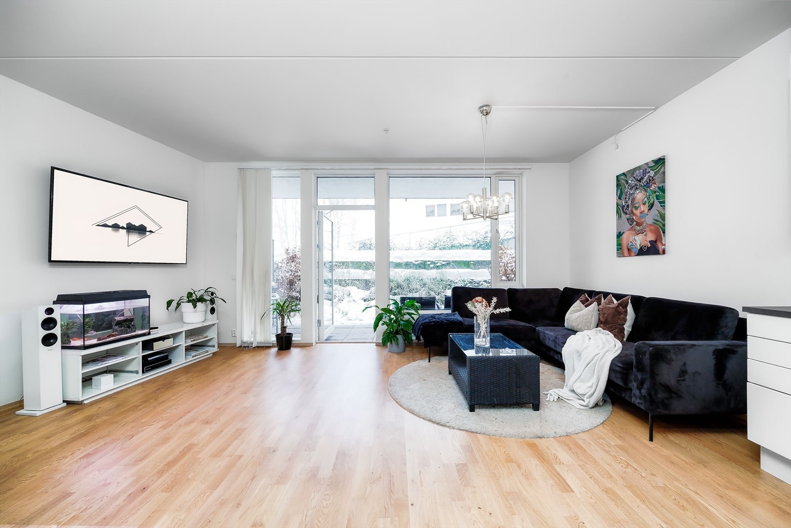 Lys og romslig stue med åpen løsning til kjøkkenet Galleribilde