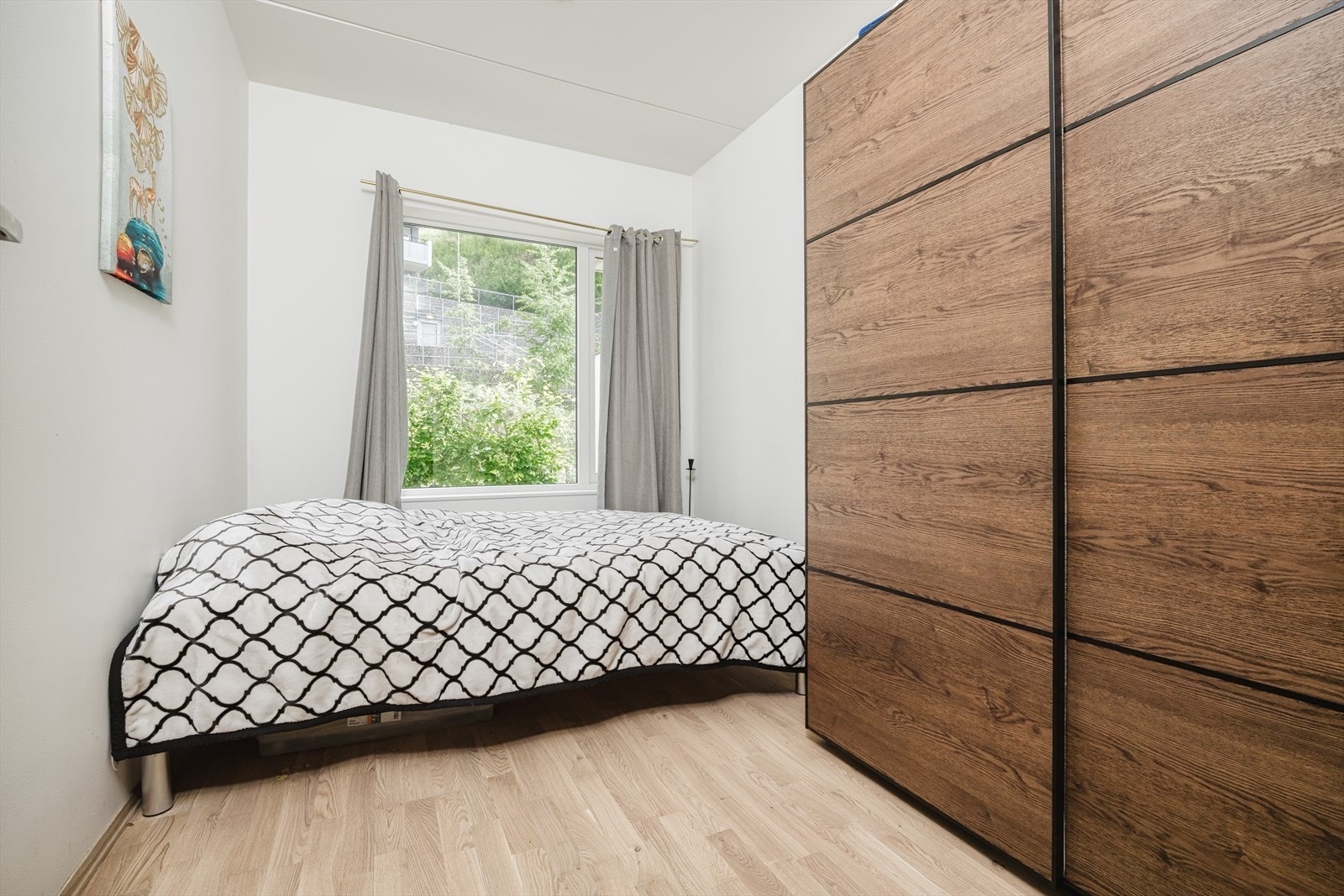 Soverom 2 er også av god størrelse med stor skyvedørsgarderobe Galleribilde