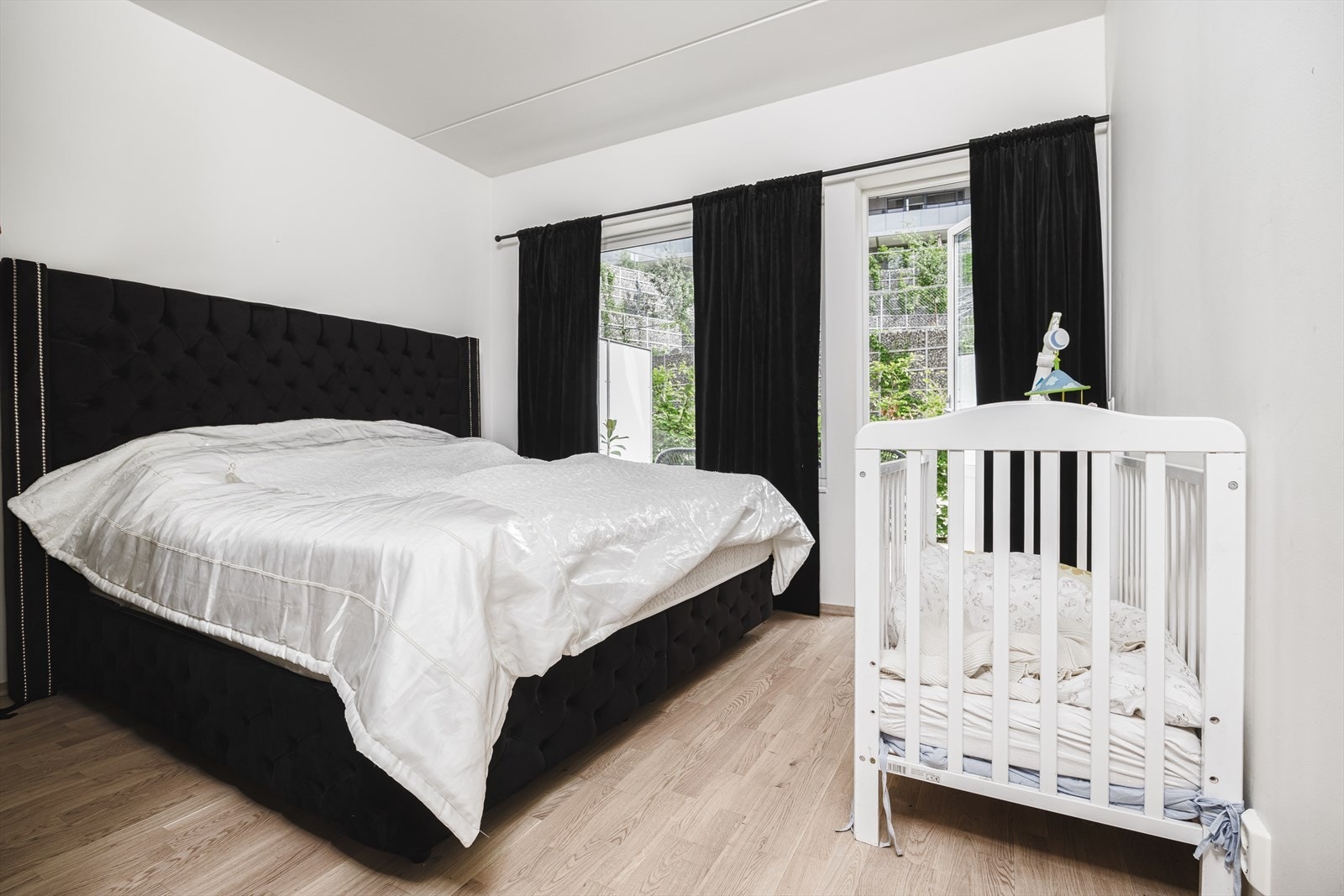 Romslig hovedsoverom med utgang til boligens andre uteplass Galleribilde