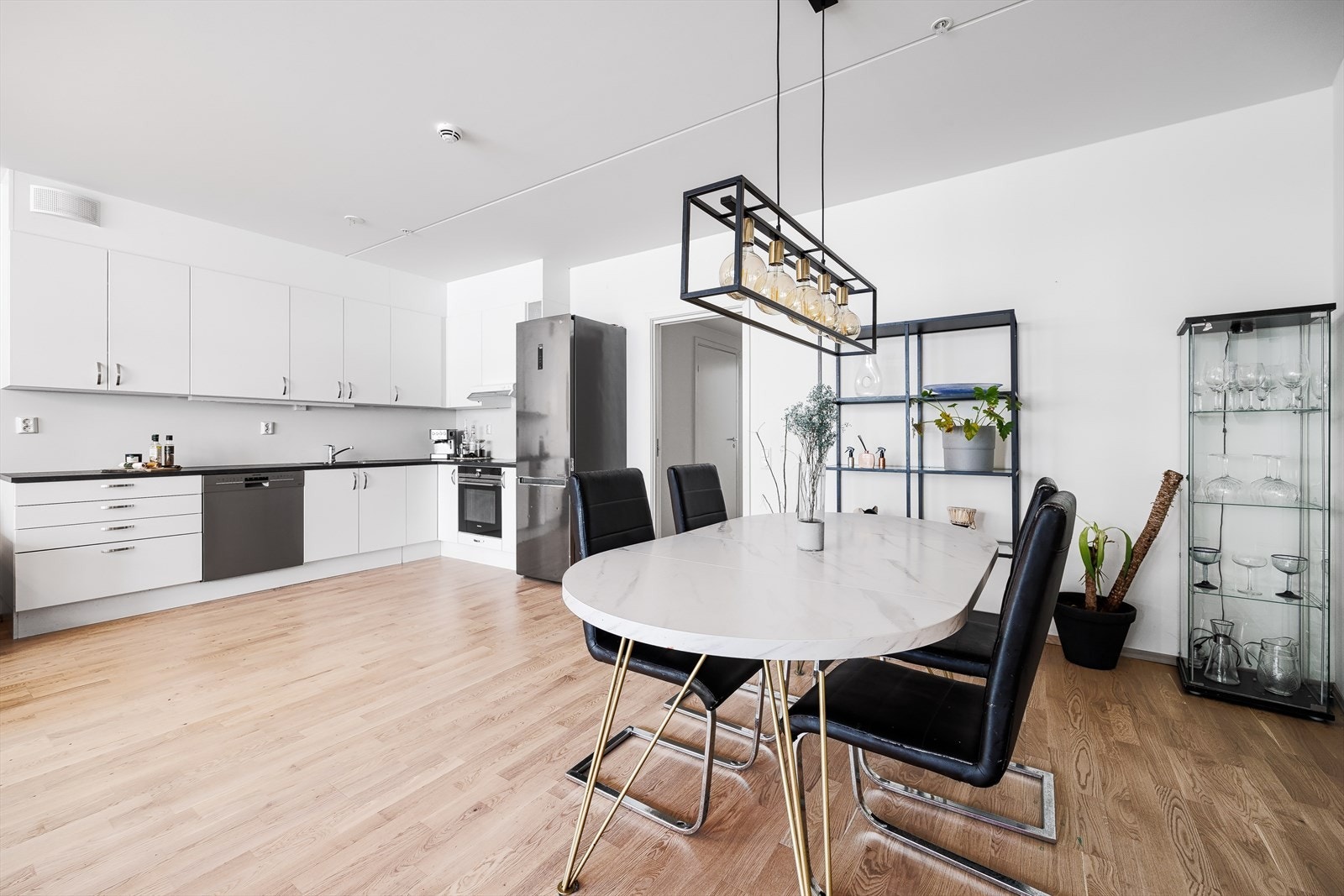 Boligen har en god planløsning med åpen stue- og kjøkkenløsning, tre romslige soverom, to flislagte bad og en innbydende entré Galleribilde