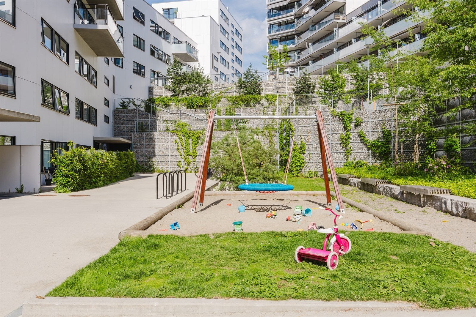 Bakgården er til glede for små og store beboere Galleribilde