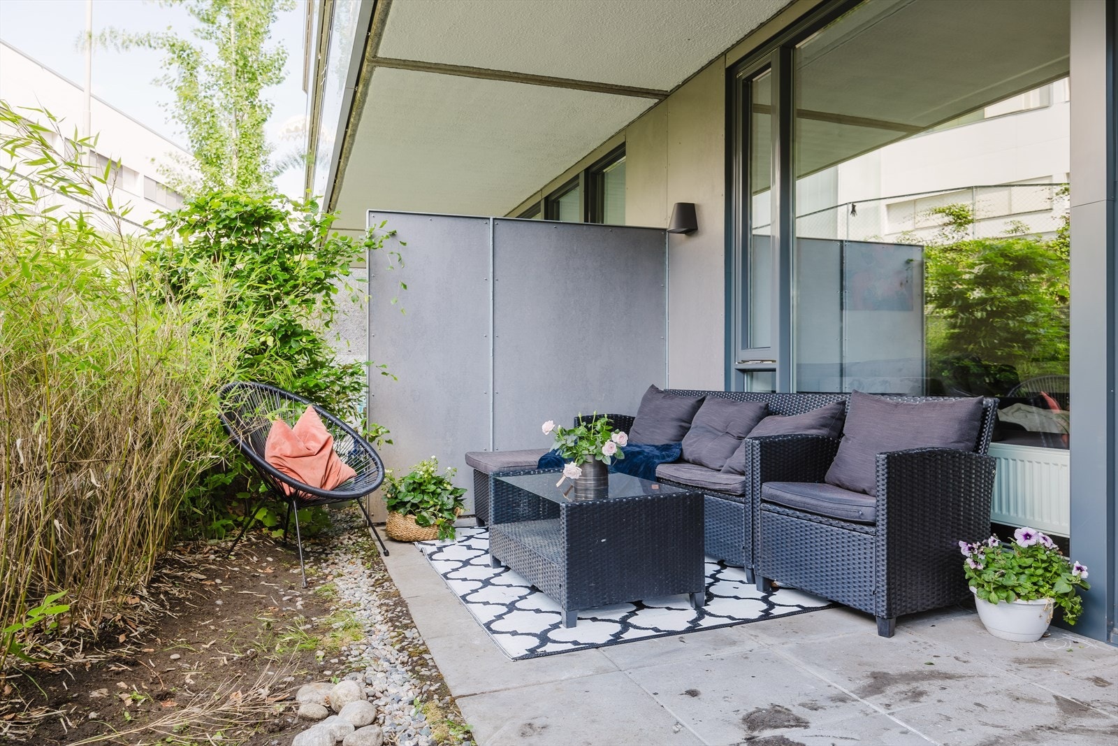 Uteplassen er solrik med sol fra kl. 15 - 21 på sommerhalvåret Galleribilde