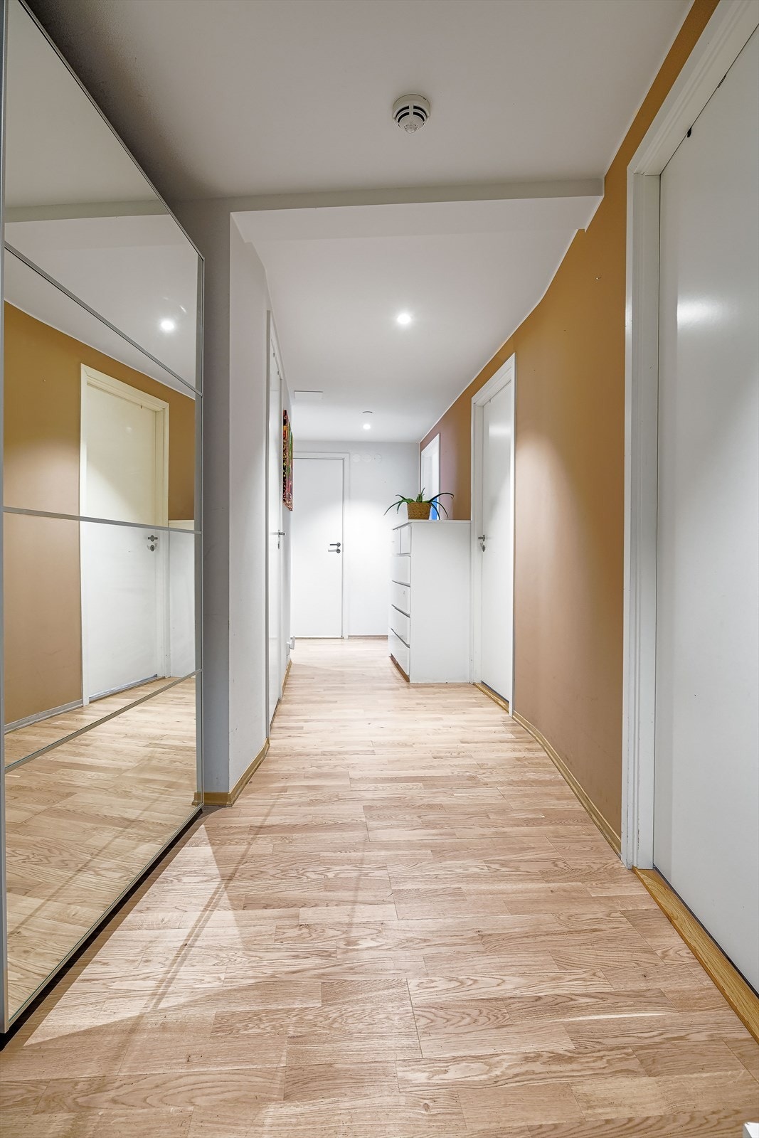 Innbydende entré med god plass til å henge fra seg ytterklær og sko Galleribilde