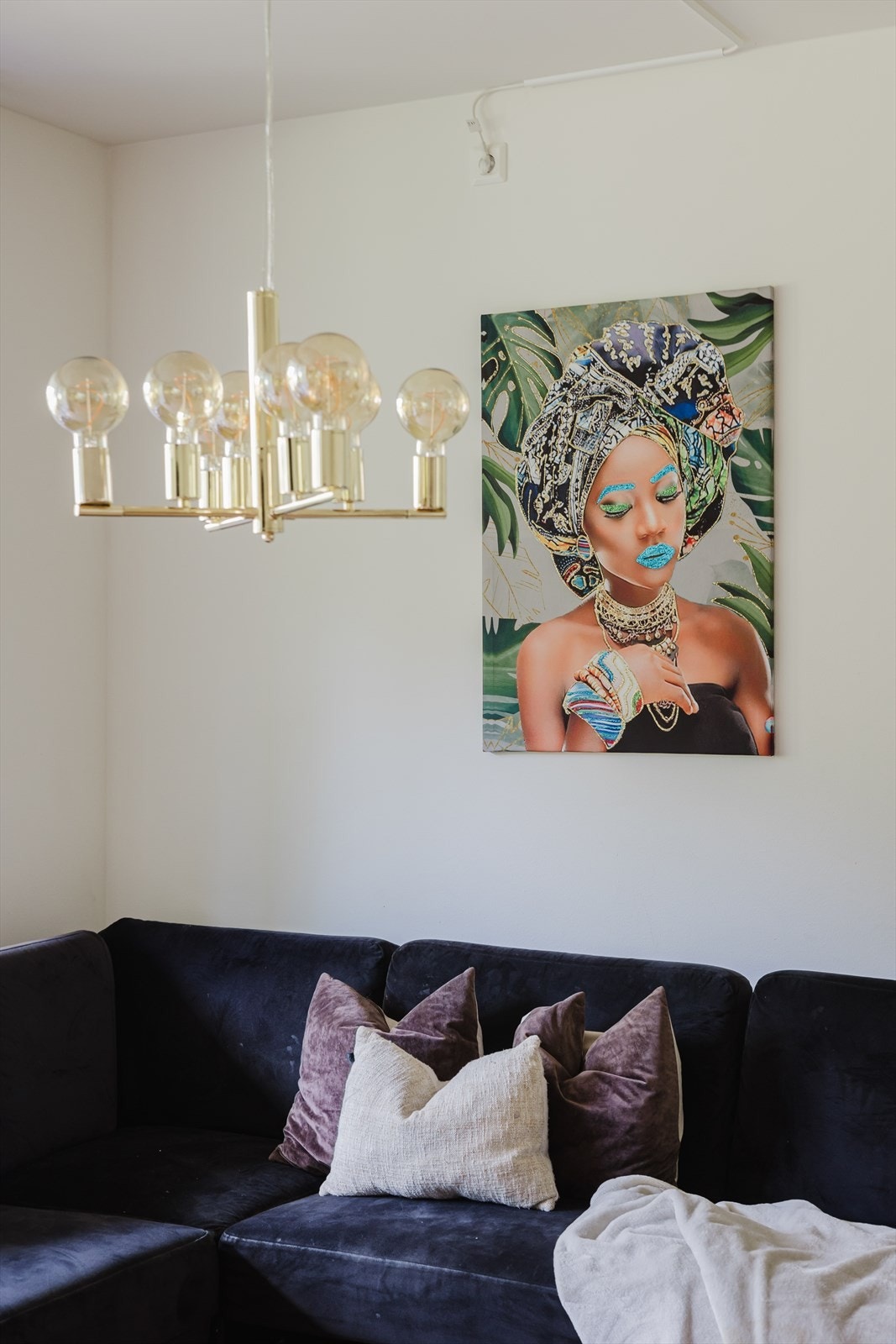 Delikate overflater med vegger malt i tidløse farger som står i stil med parkettgulvet Galleribilde