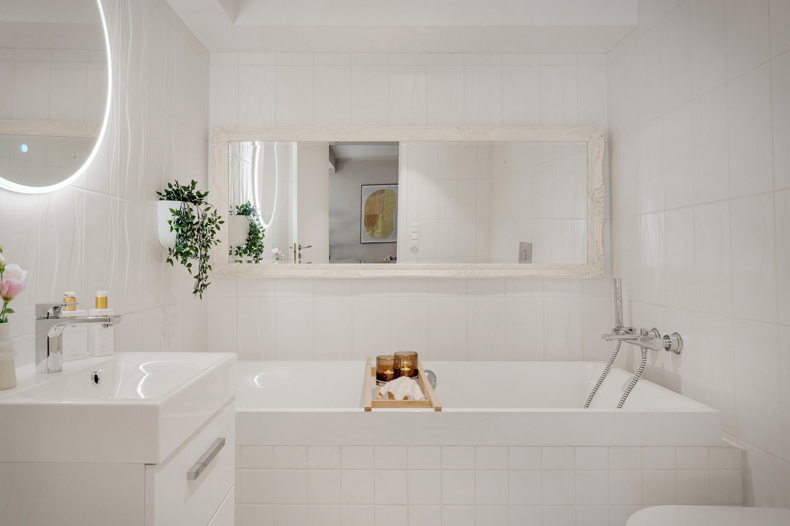 - Badet er på ca 4,6 kvm og er helfliset med lyse fliser på gulv og vegger - Galleribilde