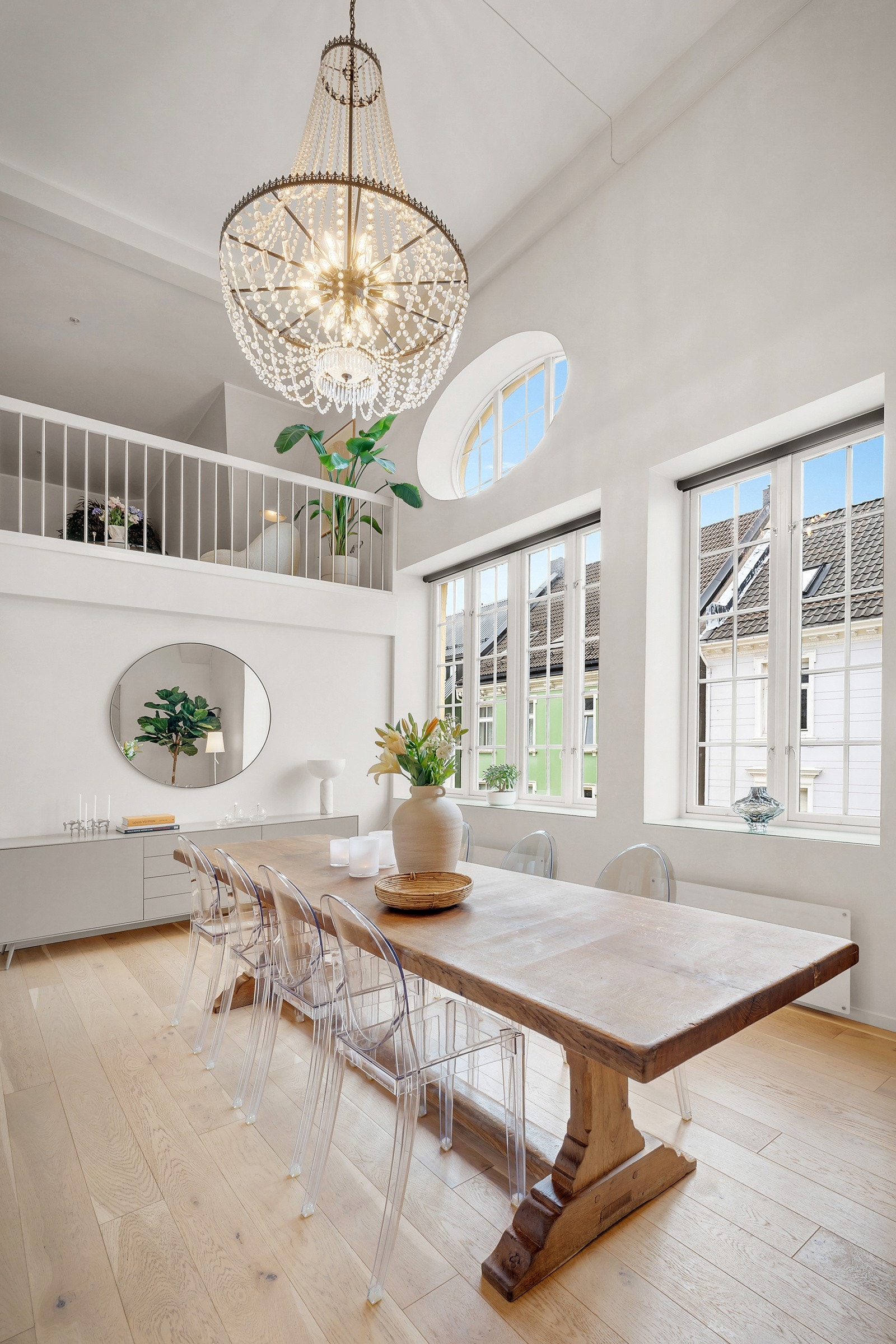 - I spisestuen har man plass til en stor spisegruppe. Her er ligger alt til erette for hyggelige middagsselskap - Galleribilde