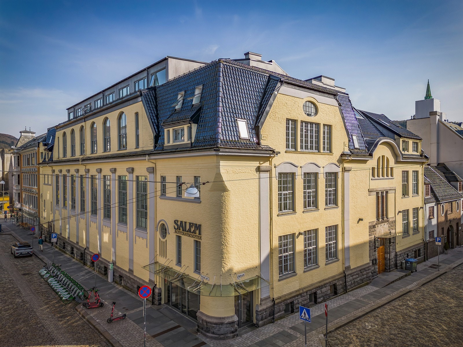- Leiligheten ligger sentralt, midt i sentrum, men likevel tilbaketrukket fra støy - Galleribilde