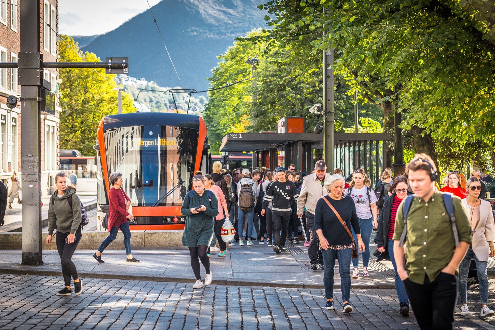 - Kollektivforbindelsene er gode, med hyppige avganger for buss og bybane som effektivt knytter sammen sentrum med resten av bydelene - Galleribilde