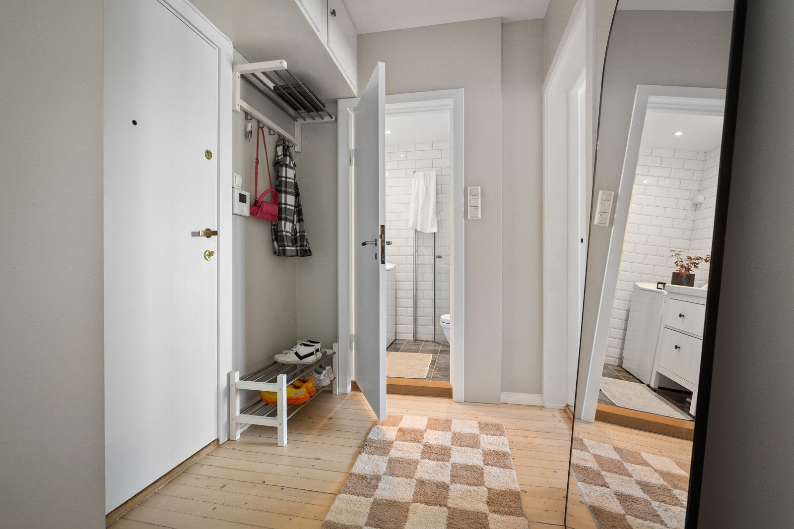 Entréen har muligheter for smarte garderobeløsninger. Legg merke til oppbevaringsplassen helt opp under himlingen. Galleribilde