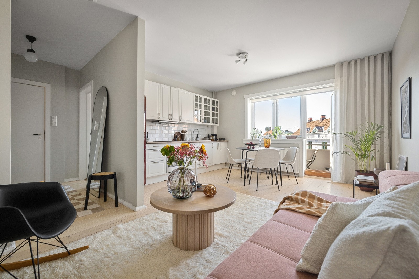 Hjemmet har herlige lysforhold - og ingen som titter inn på deg når du slapper av i sofaen. Galleribilde