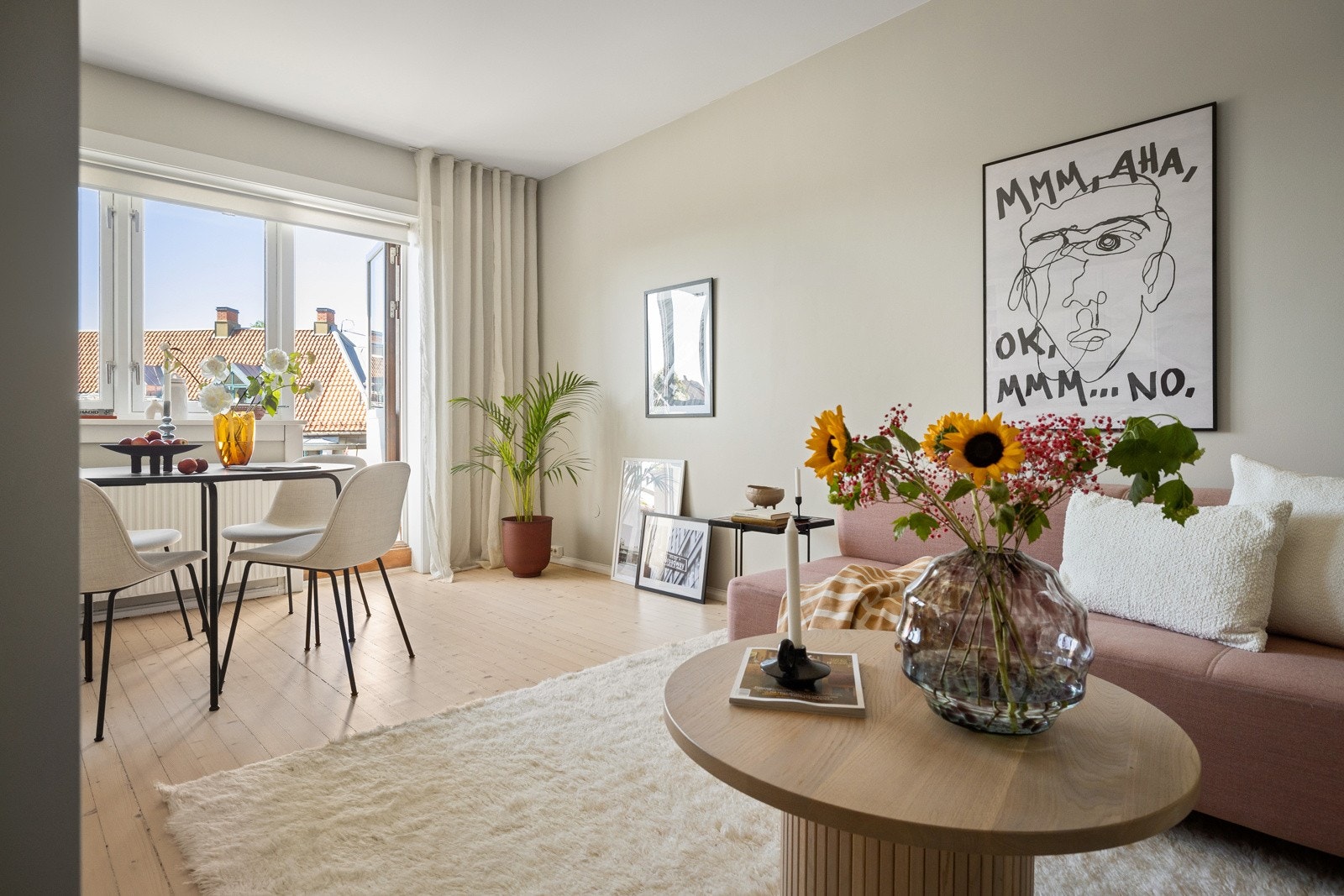 Stuen og kjøkkenet utgjør leilighetens sosiale sone. Her er det naturlig delt inn i spisegruppe på kjøkken, og en mer skjermet avslapningsdel med sittegruppe og sofa. Galleribilde