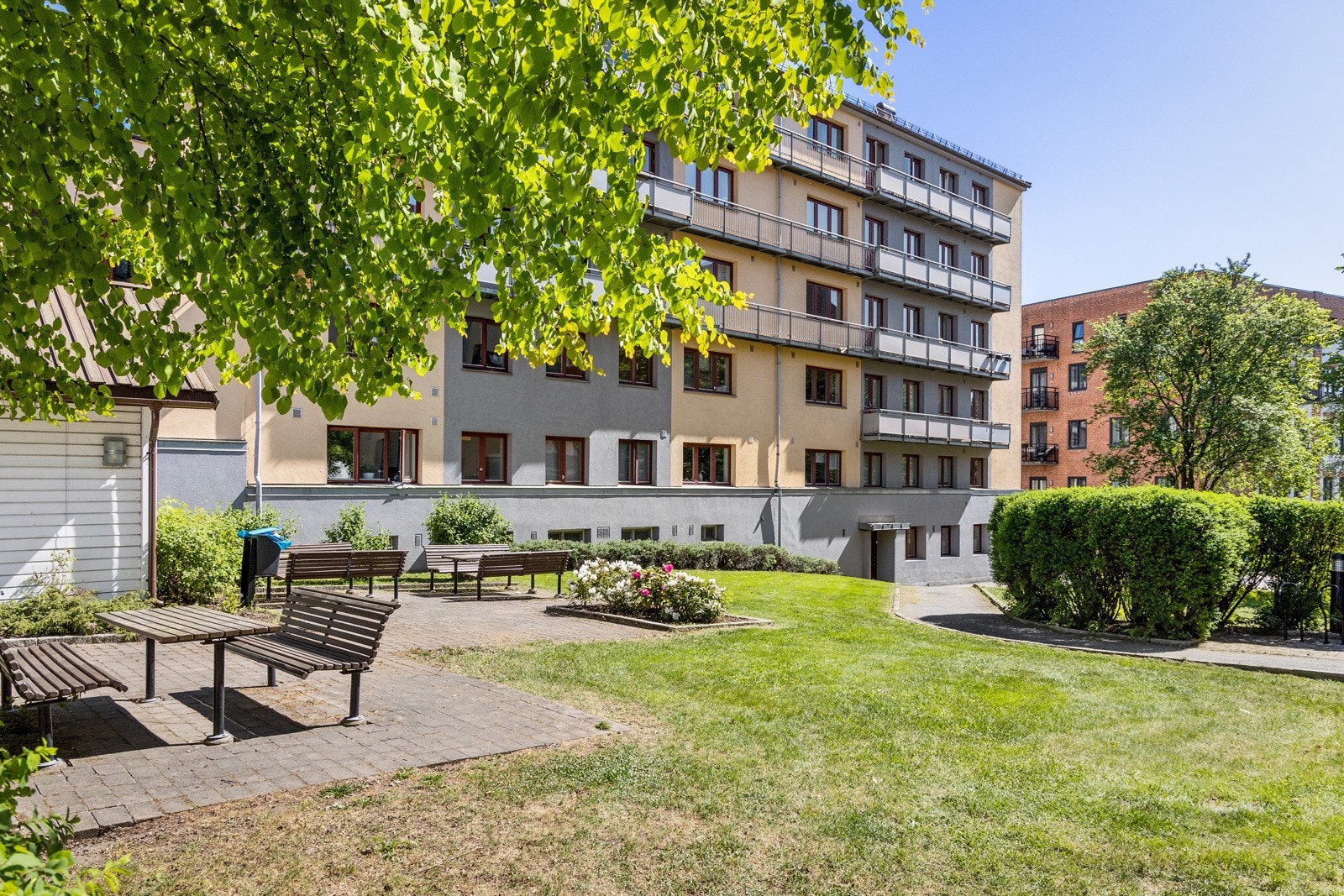 Borettslaget har 231 andelsleiligheter, pluss en vaktmesterbolig hvor "hverdagshelten" Harald holder til. Han jobber 50%, og holder fellesarealene freshe og fine. Galleribilde