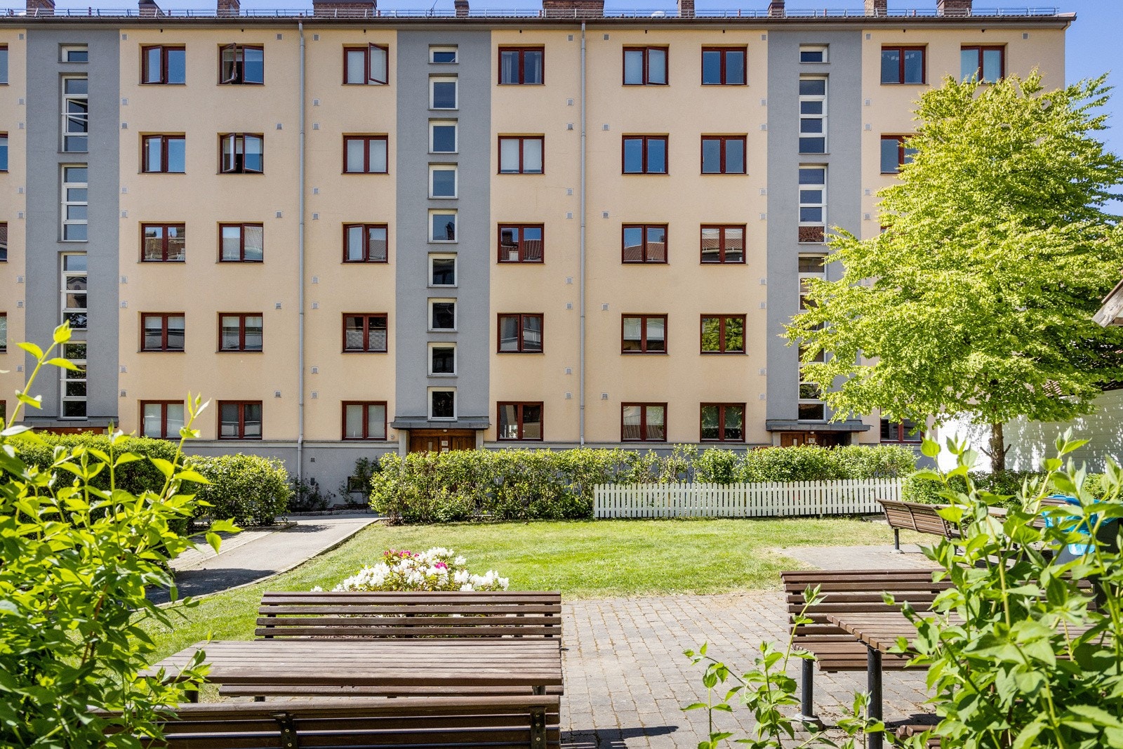 Borettslaget har flere hyggelige sittegrupper, og solrike plasser for å slå seg ned i plenen. Galleribilde